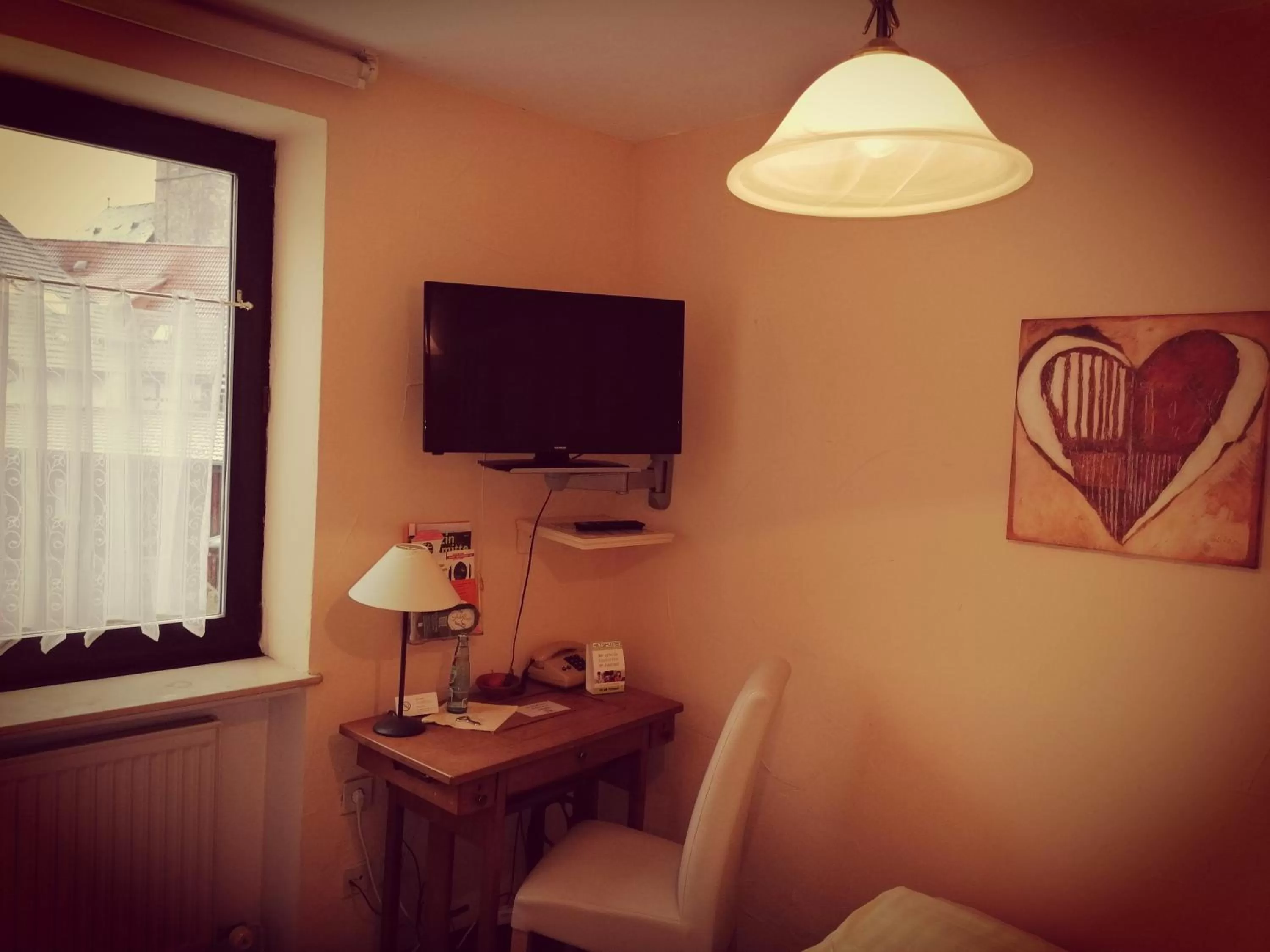 Communal lounge/ TV room in Hotel Goldflair am Rathaus