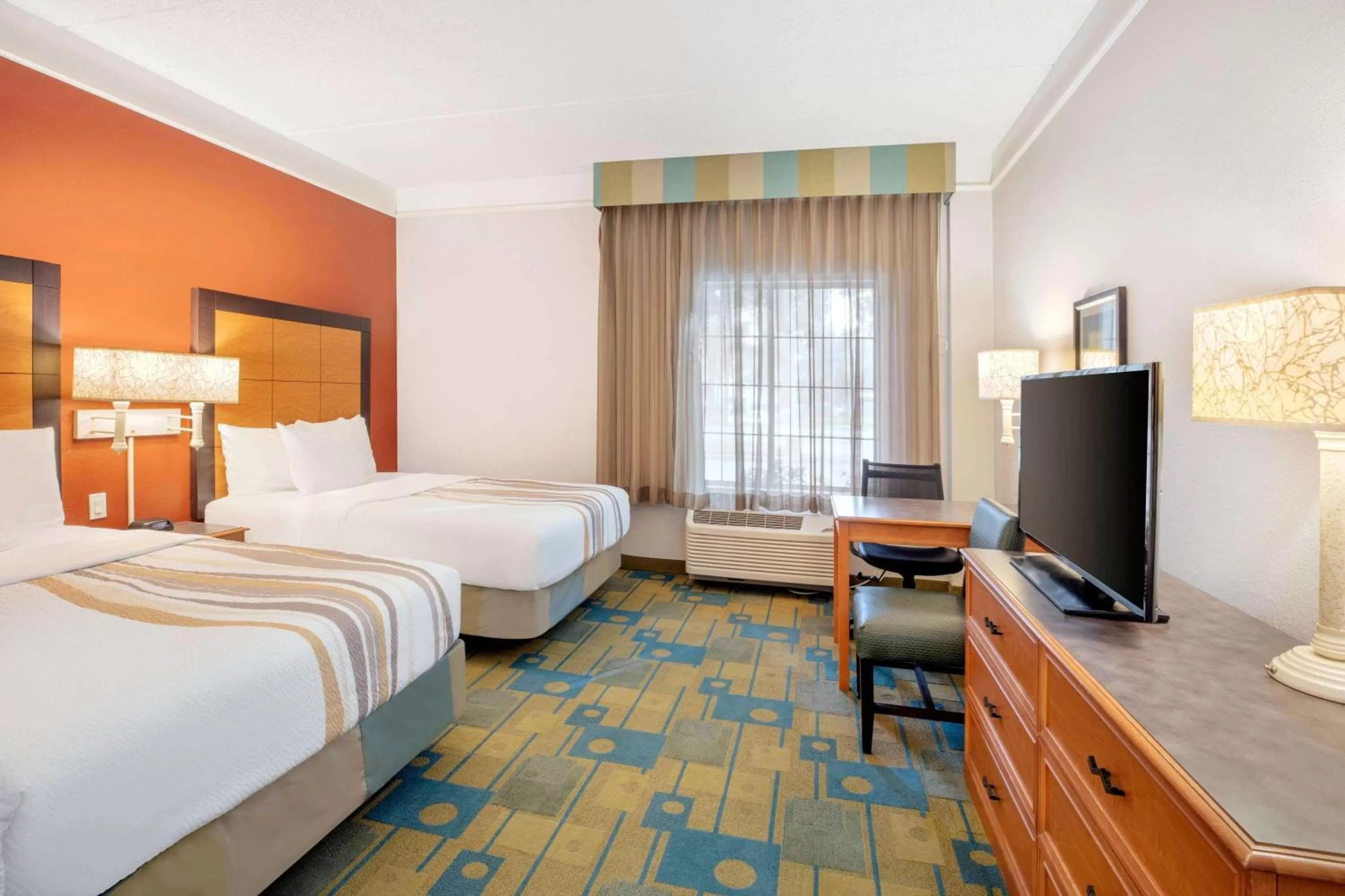 Photo of the whole room, Bed in La Quinta Inn and Suites by Wyndham, Ocala