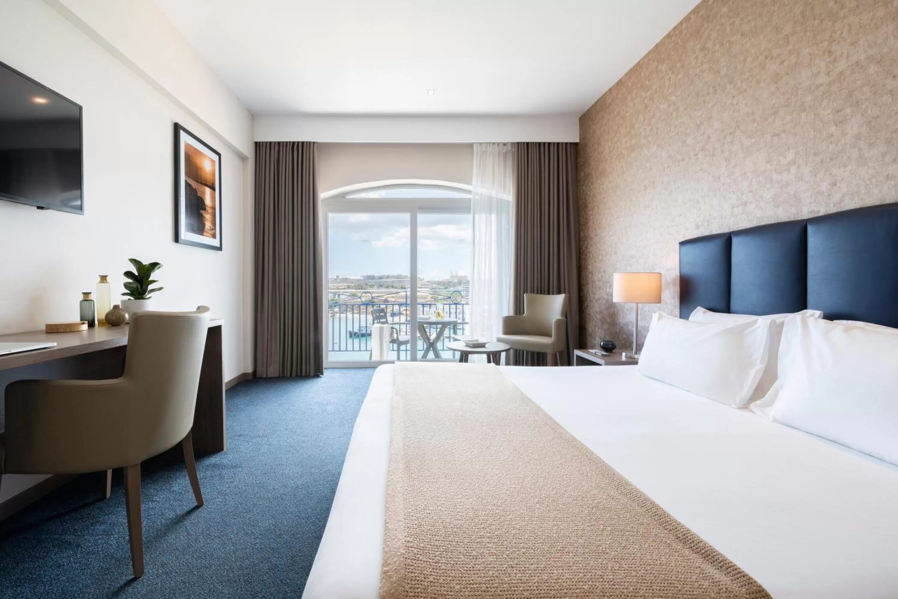 Photo of the whole room, Bed in Waterfront