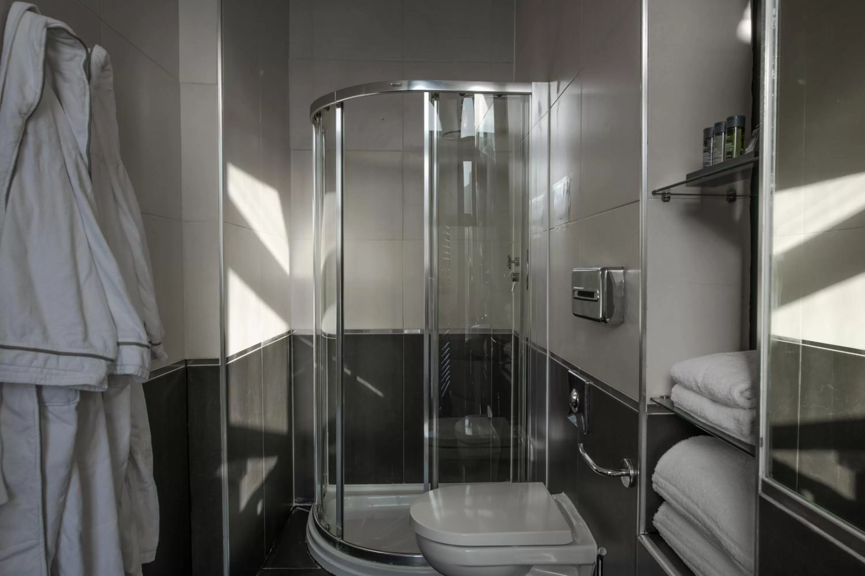 Shower in 62 Castle Street Hotel