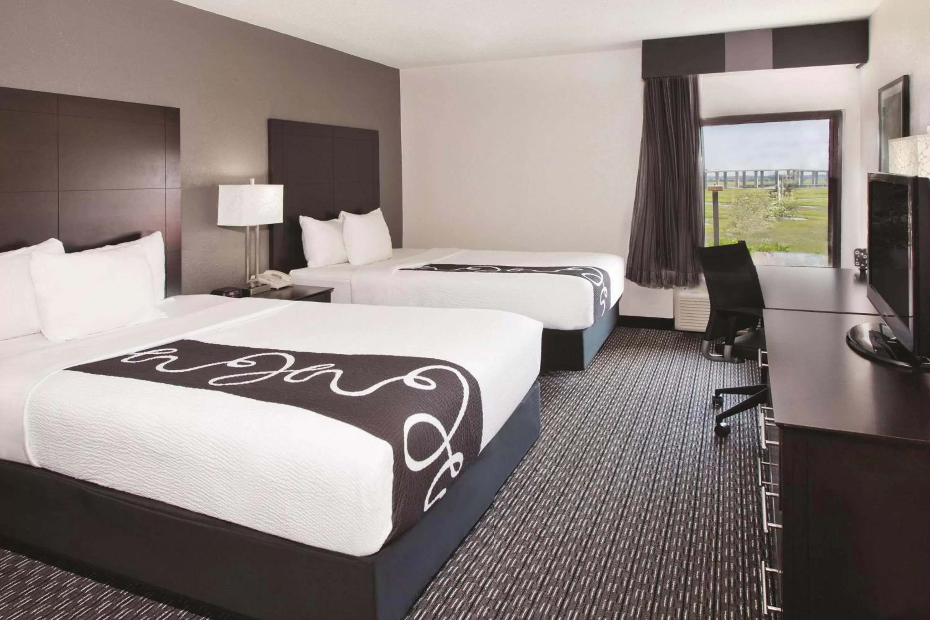 Photo of the whole room, Bed in La Quinta by Wyndham Charleston Riverview