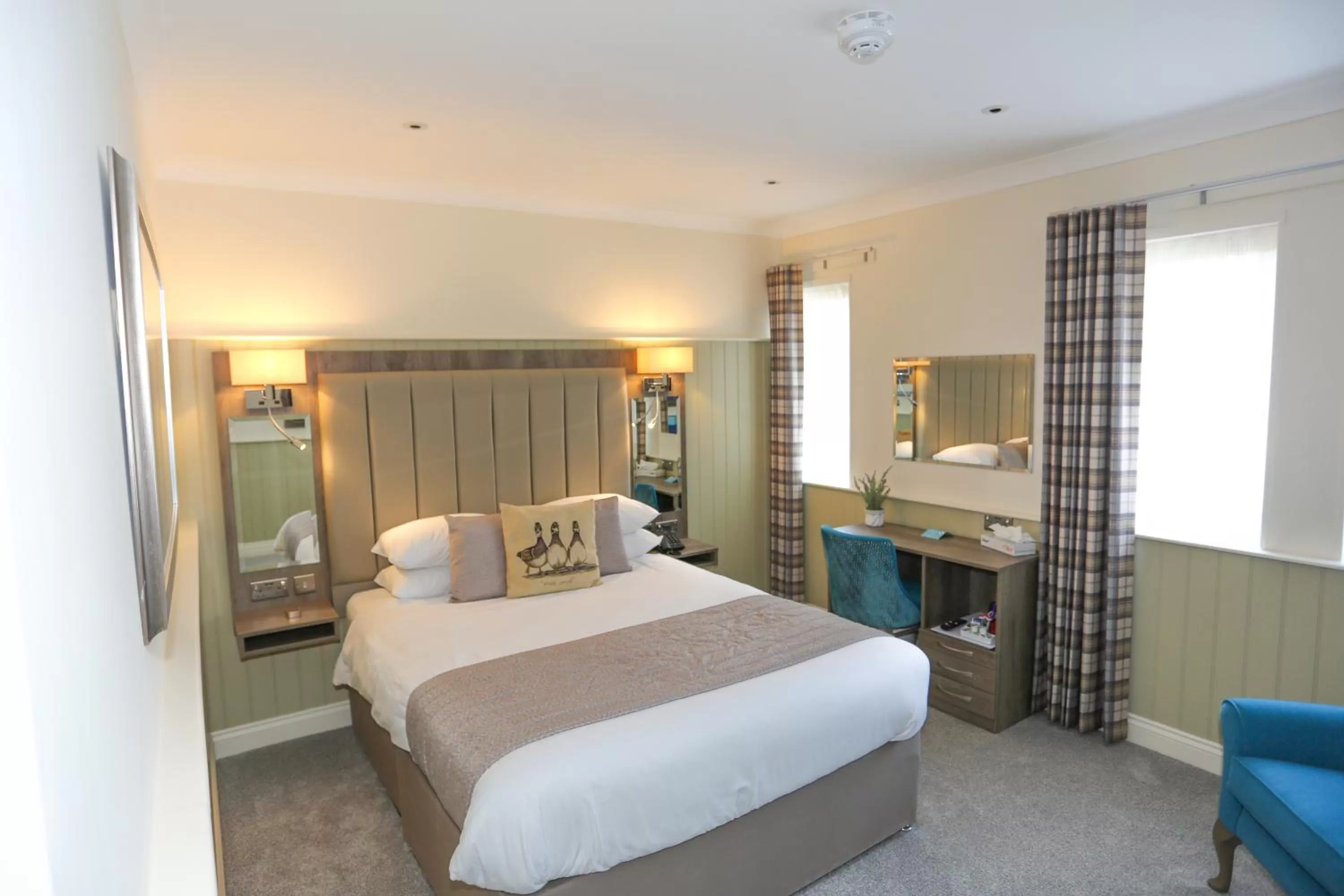 Photo of the whole room, Bed in Duck Bay Hotel & Restaurant