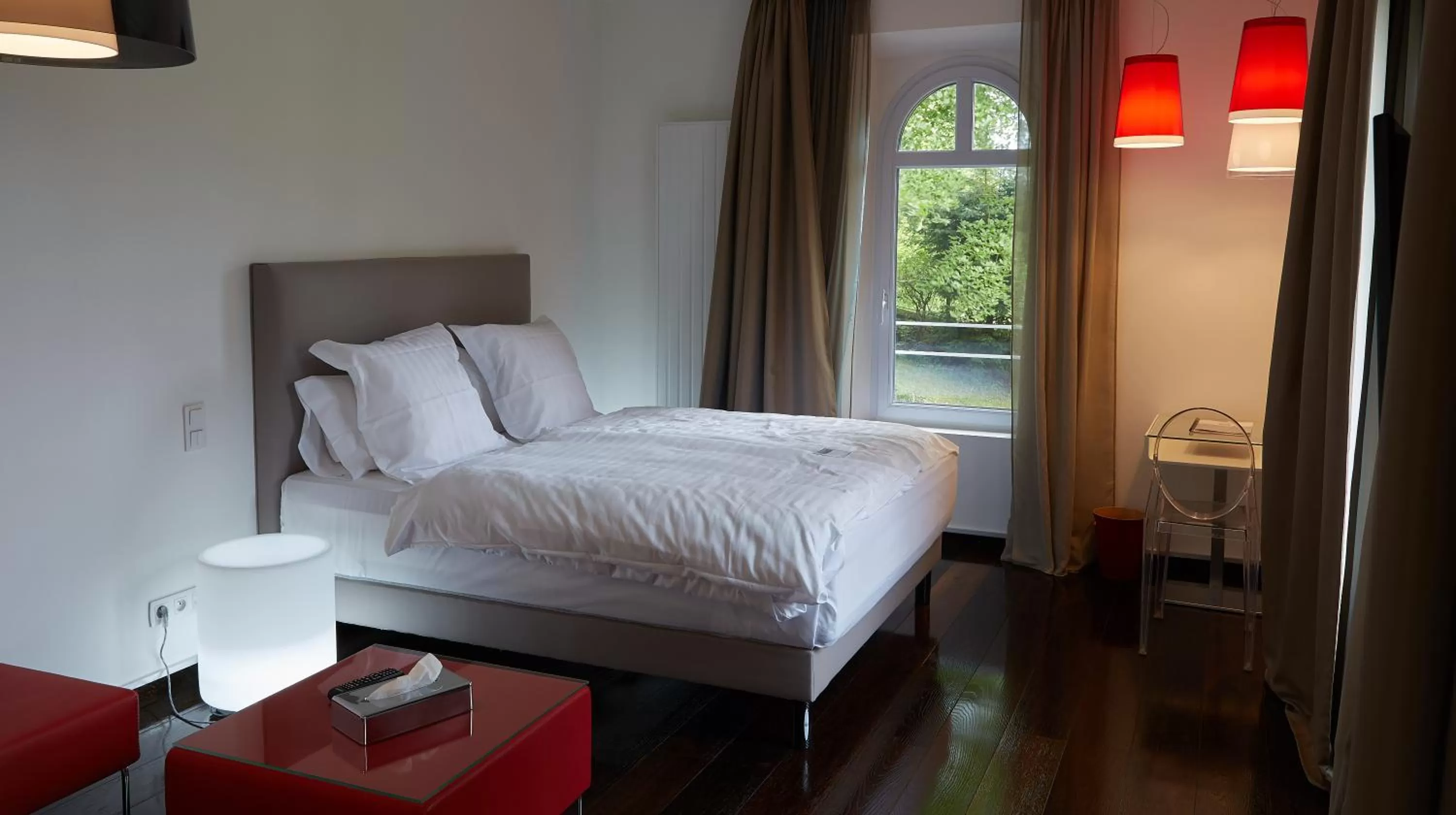 Bed in The Originals Hôtel Le Cise Restaurant Chambres et Suites