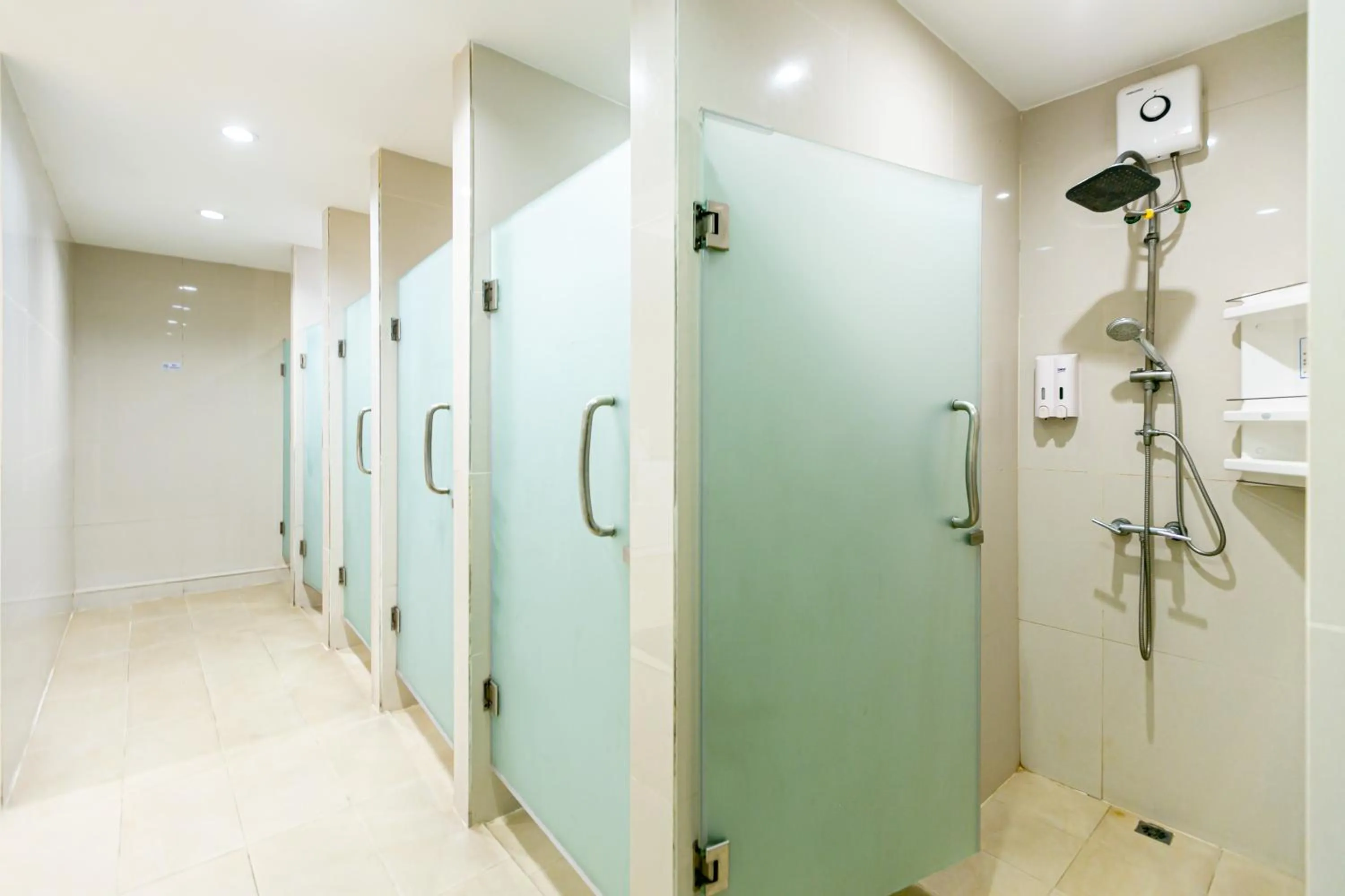 Shower in The Bedrooms Hostel Pattaya