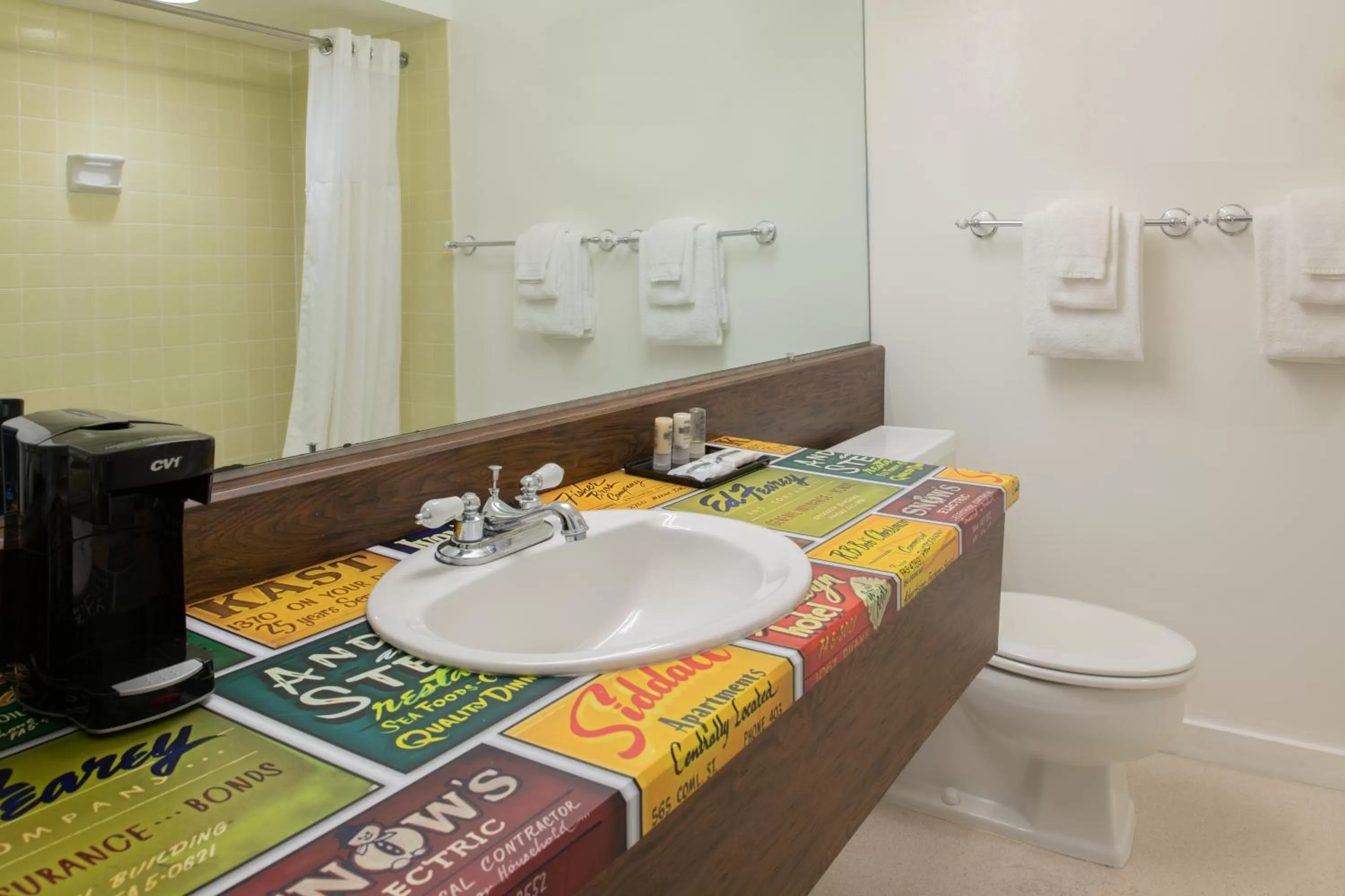 Bathroom in Astoria Riverwalk Inn