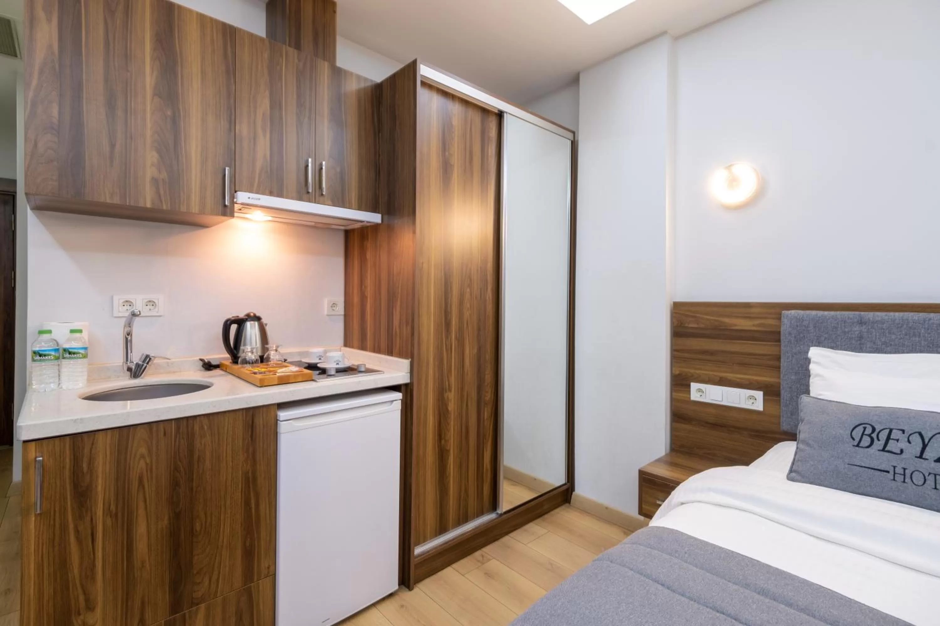 Bed, Kitchen/Kitchenette in Beyzas Hotels & Suites