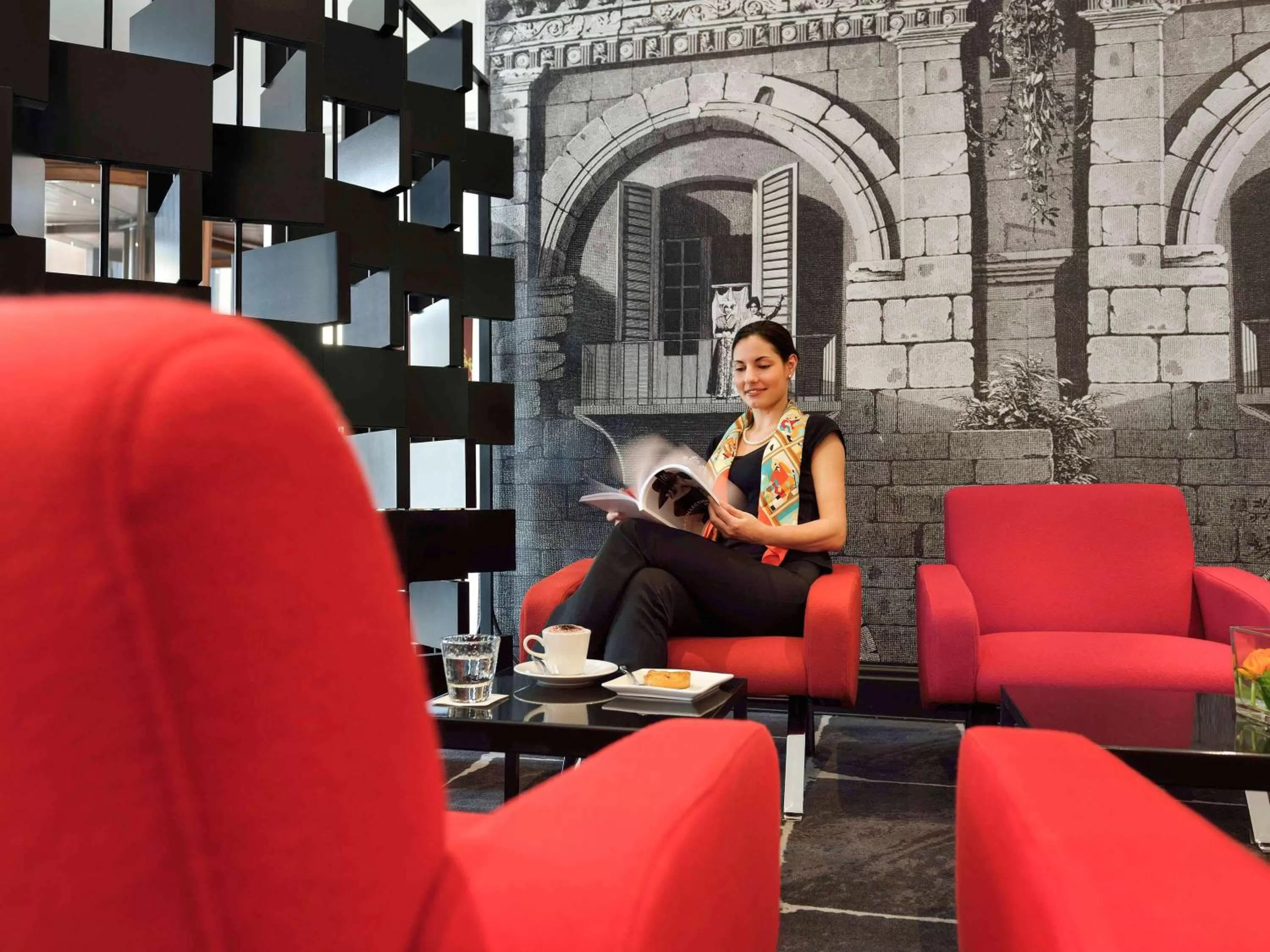 Lounge or bar in Hôtel & Spa Jules César Arles - MGallery Hotel Collection