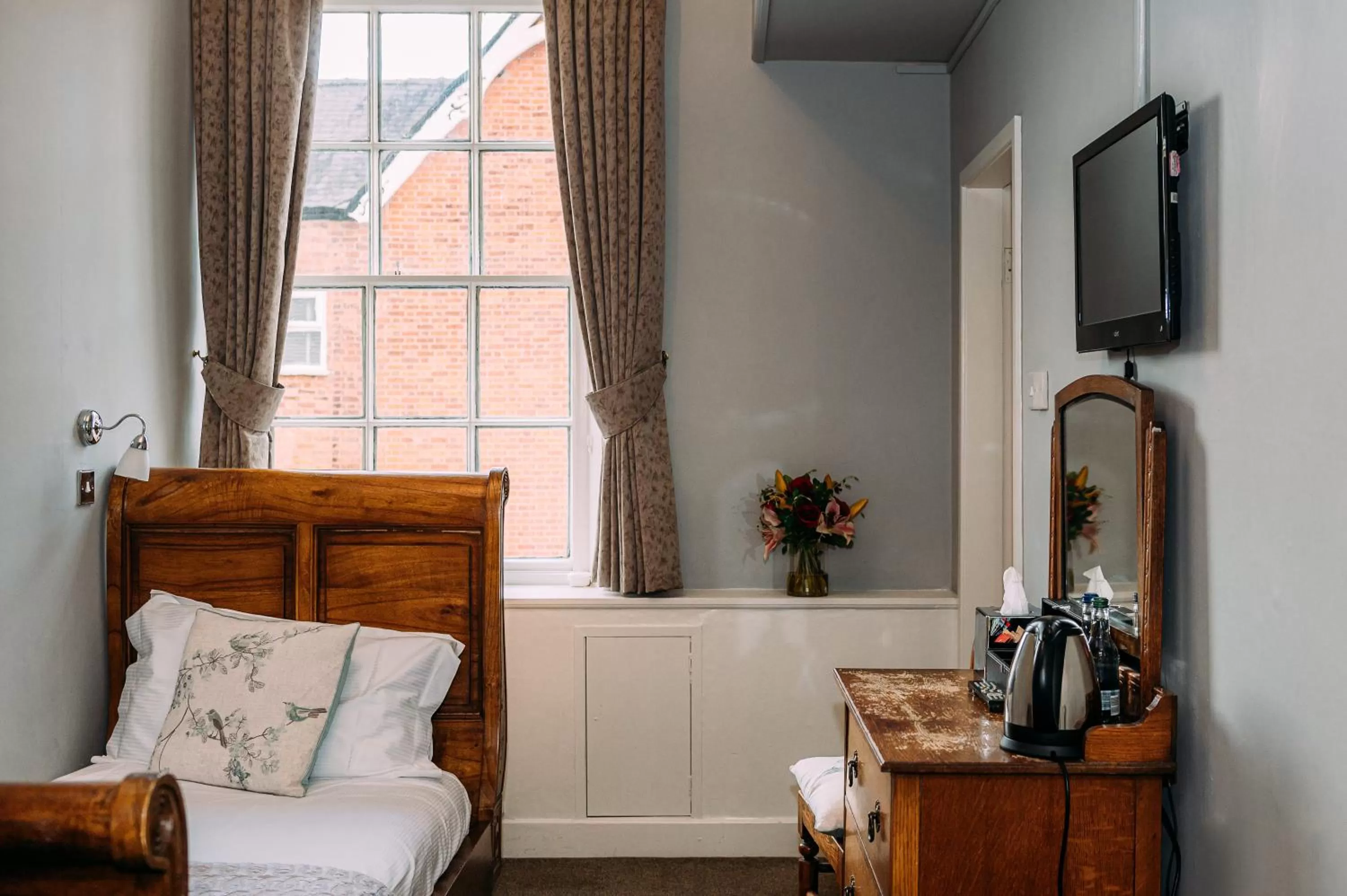 TV and multimedia in The Queens Hotel