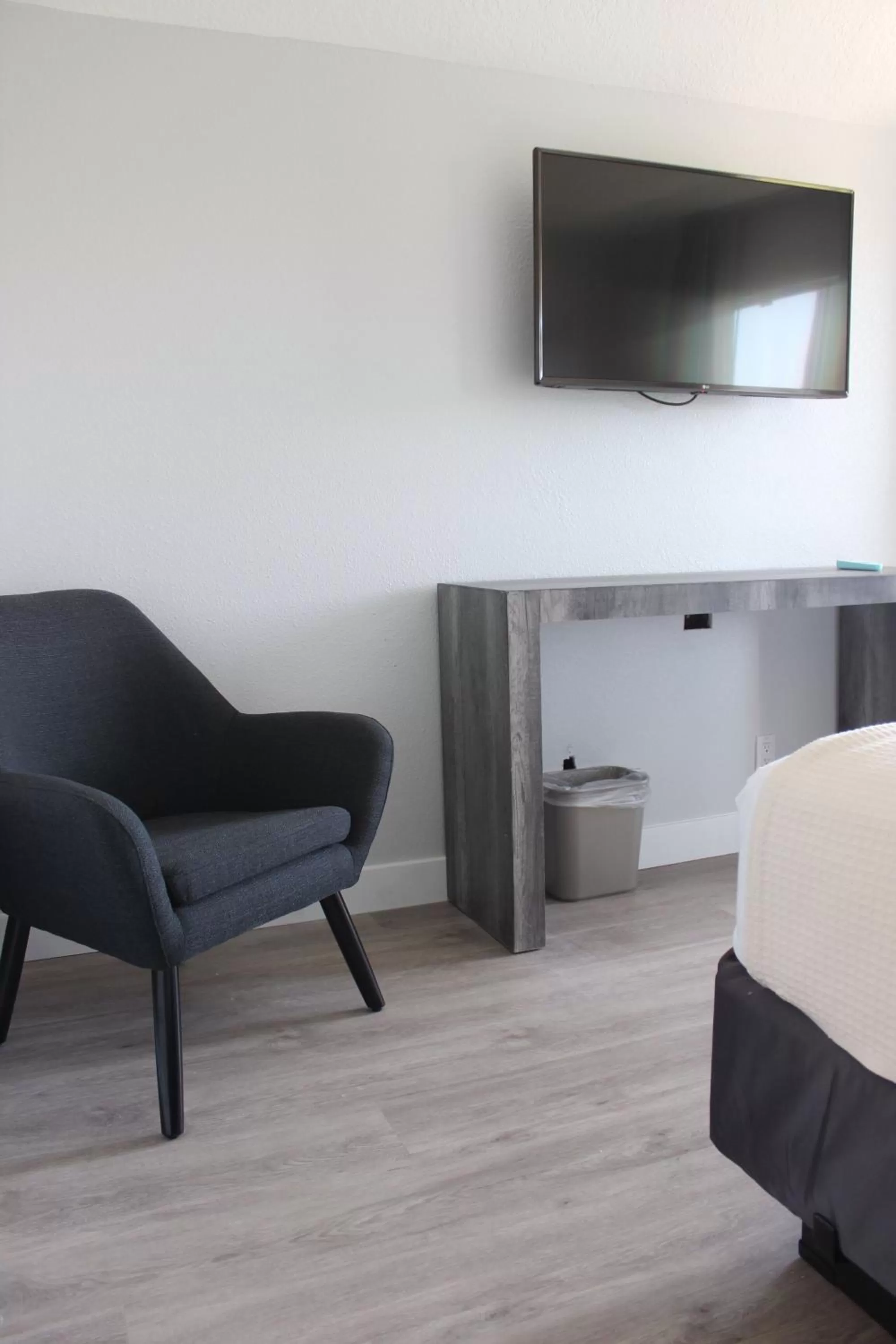 TV and multimedia, Bed in Riverleaf Inn Mission Valley