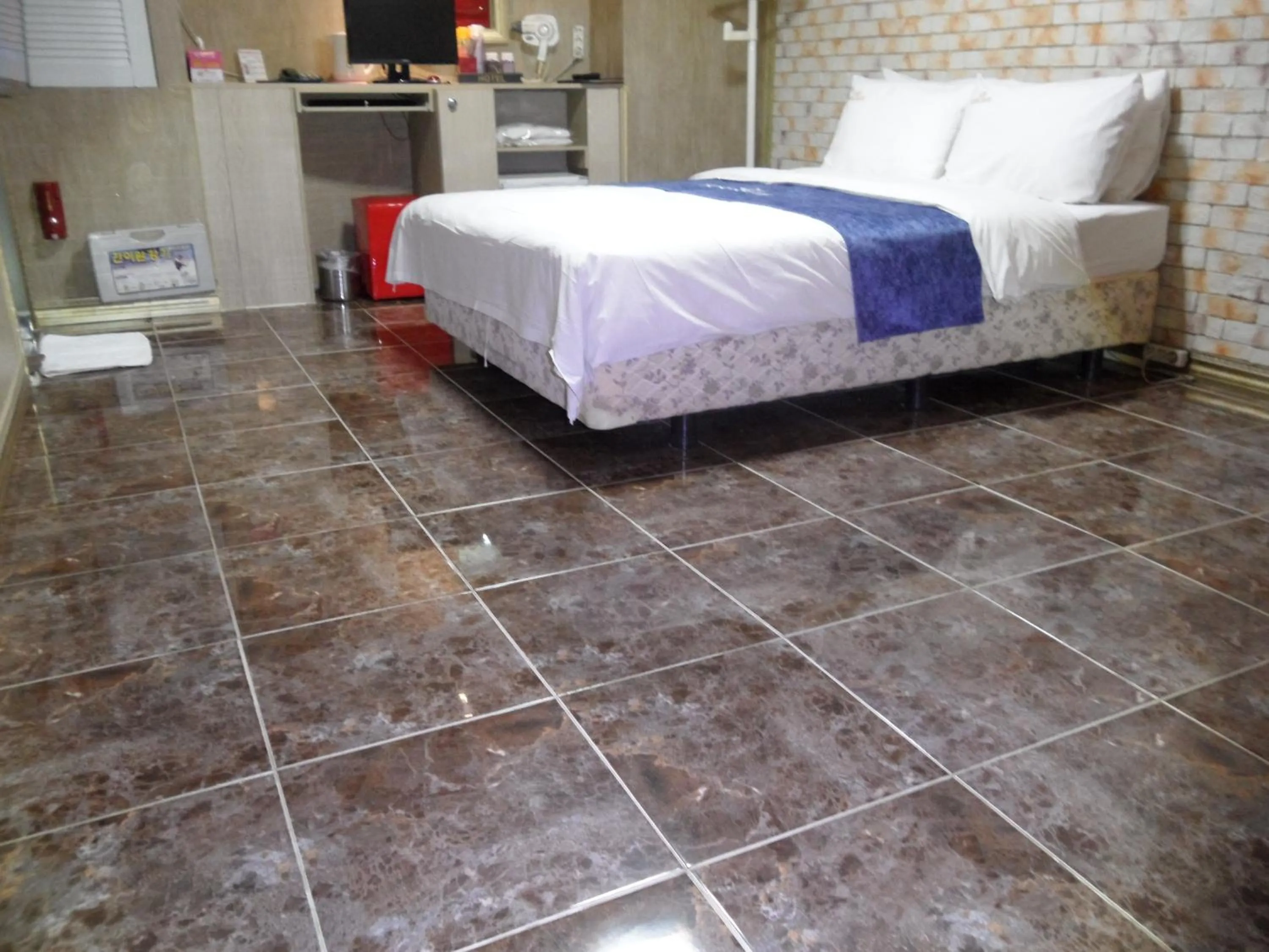 TV and multimedia, Bed in Songdo Blue Hotel