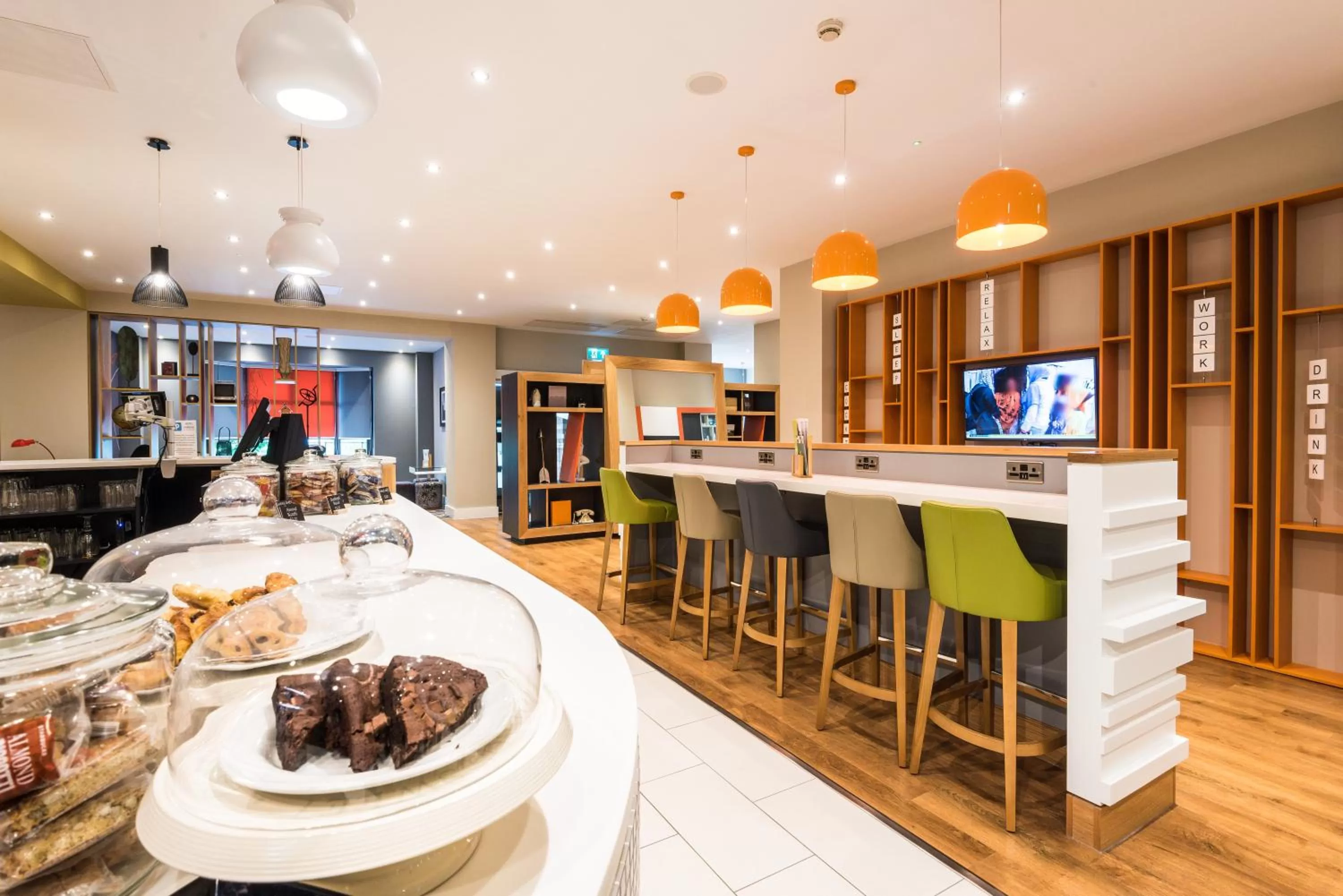 Lounge or bar in Holiday Inn Rotherham-Sheffield M1,Jct.33 by IHG