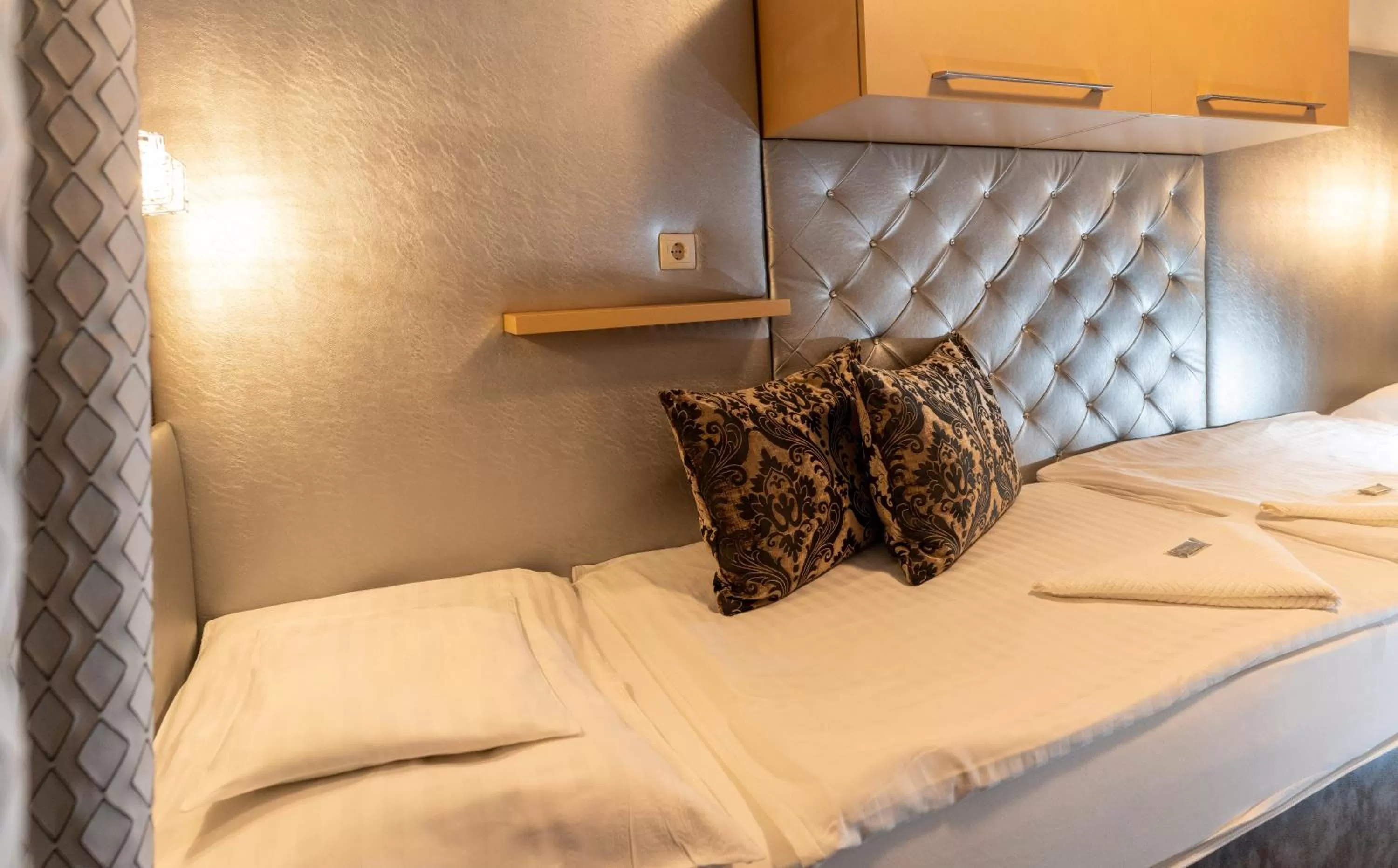 Bed in Teátrum Boutique Hotel