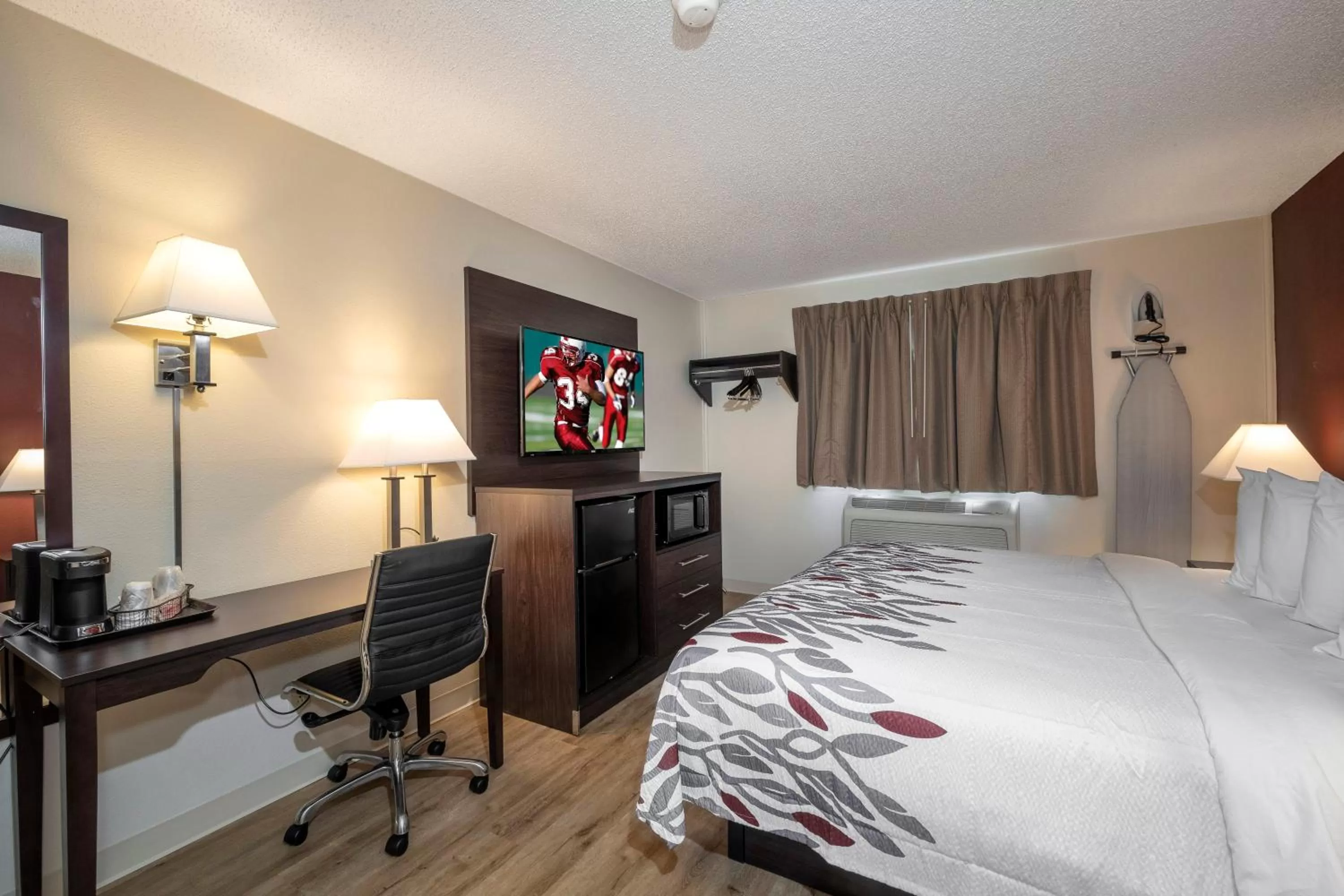 Photo of the whole room, Bed in Red Roof Inn Greensburg