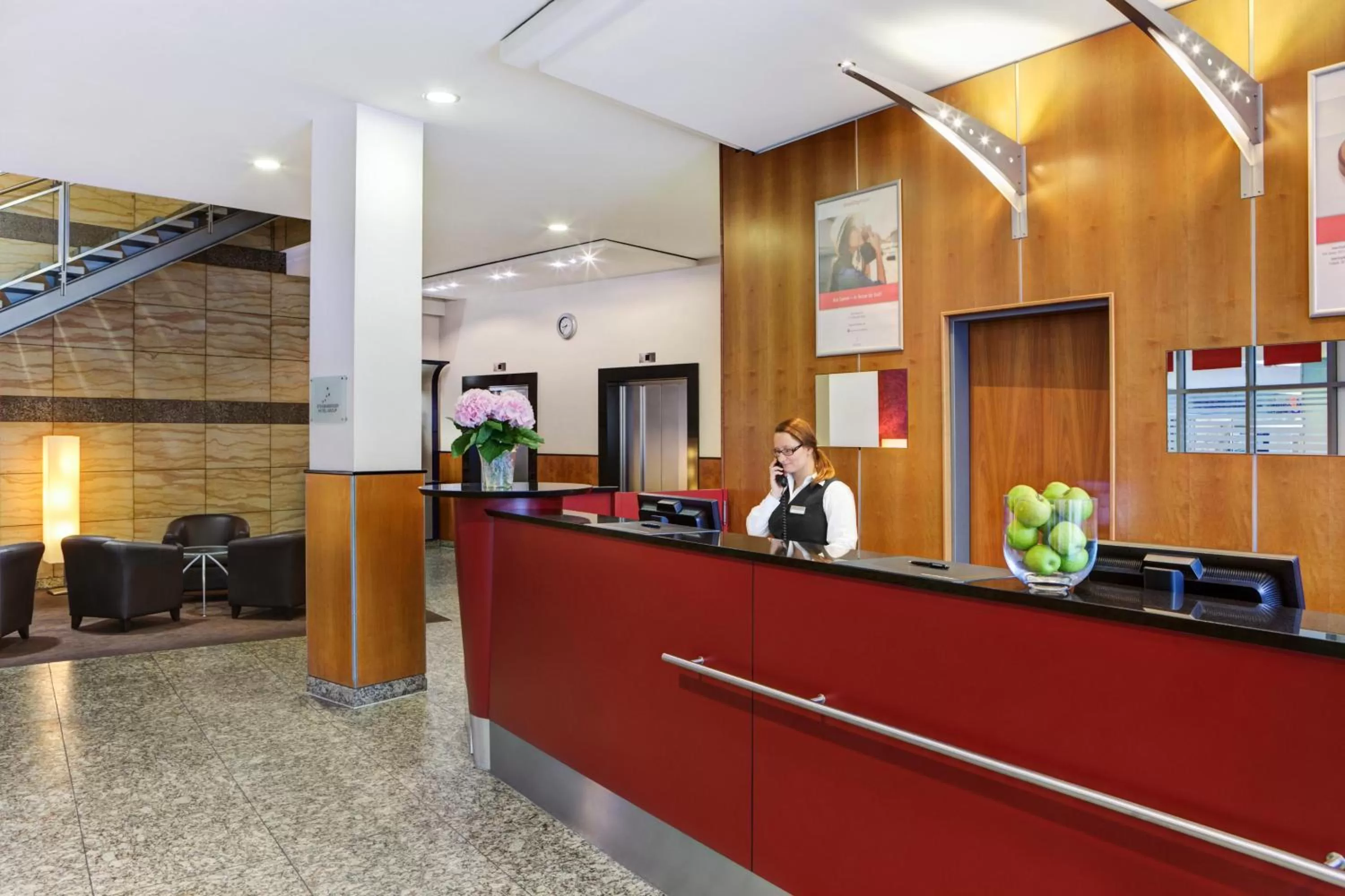 Lobby or reception in IntercityHotel Berlin Ostbahnhof