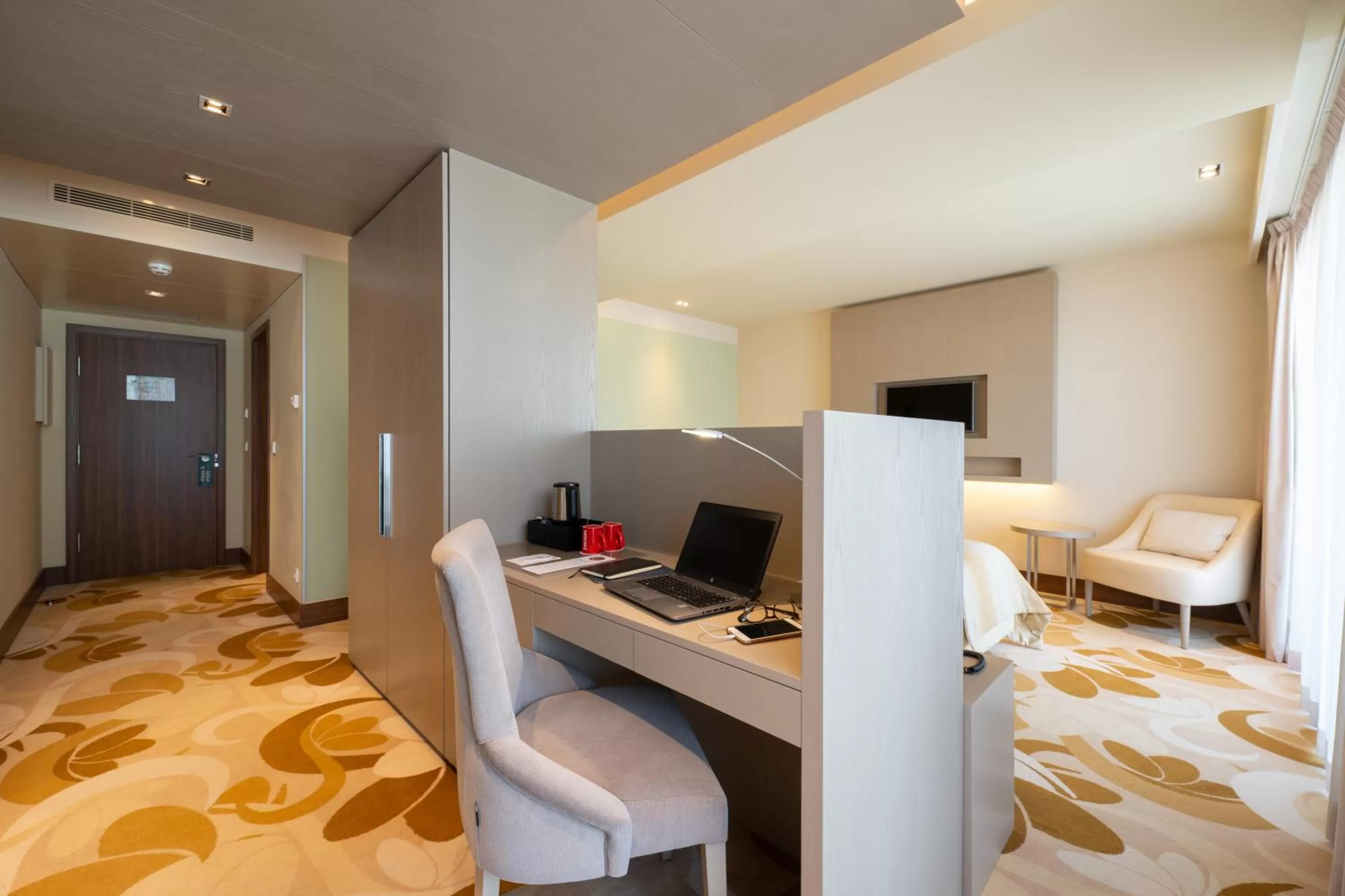 Seating area, Bed in Smy Lisboa