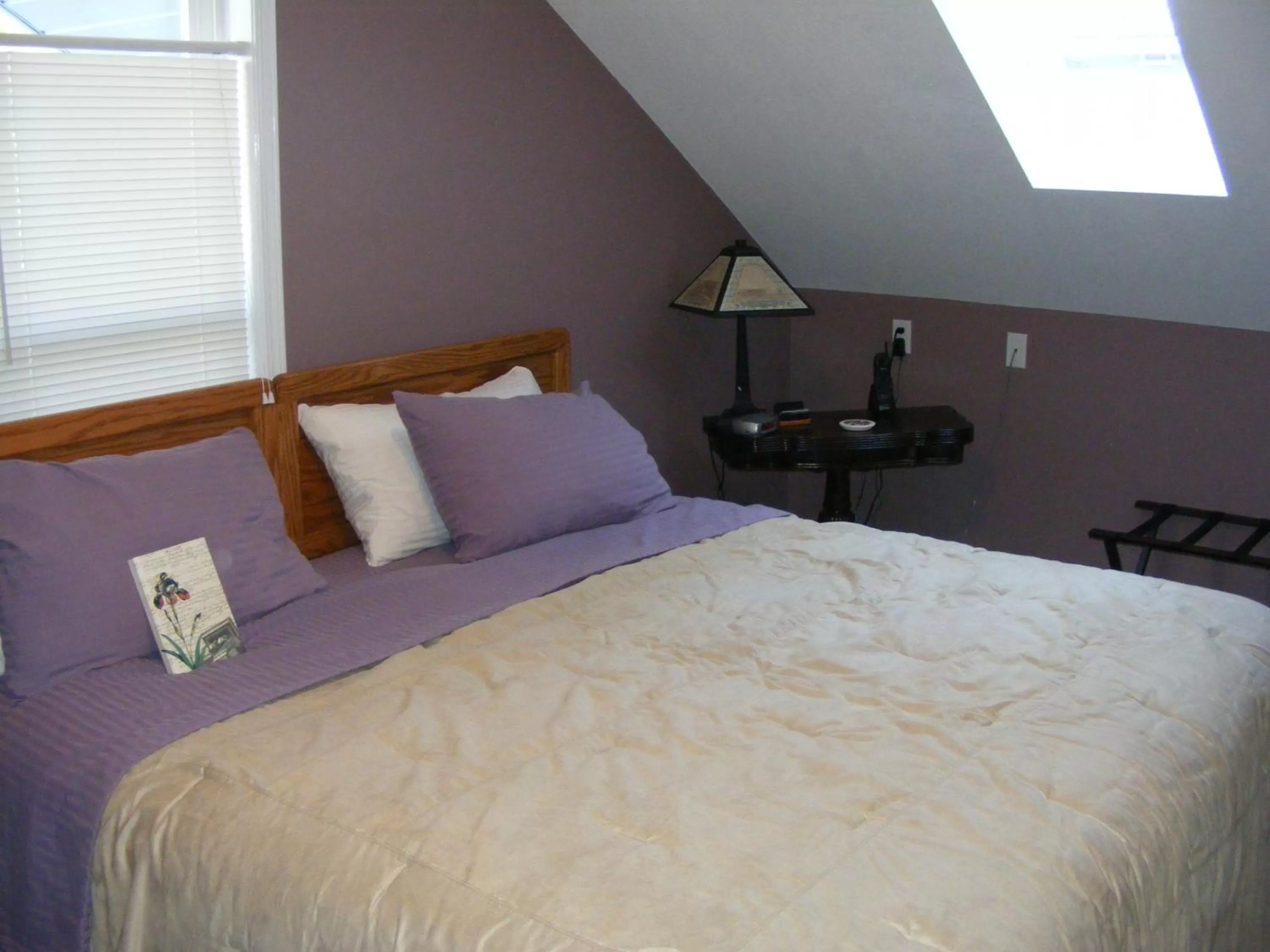 Bed in Hummingbird Guesthouse