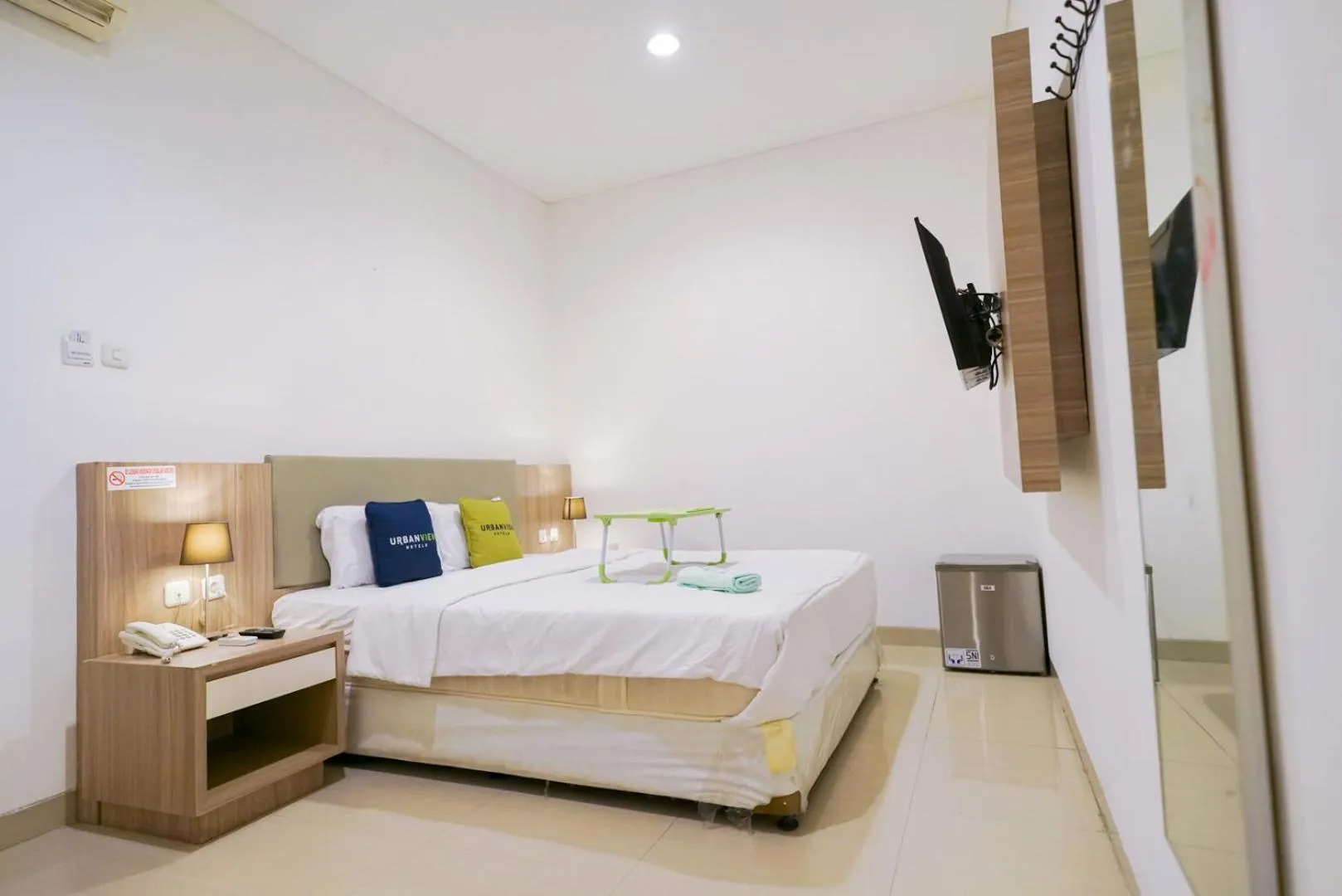 Bedroom, Bed in Urbanview Hotel Bes Mangga Besar by RedDoorz