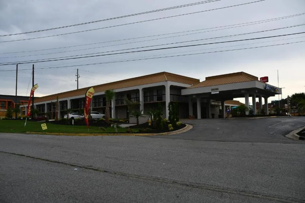 Property building in Baymont by Wyndham Macon I-75