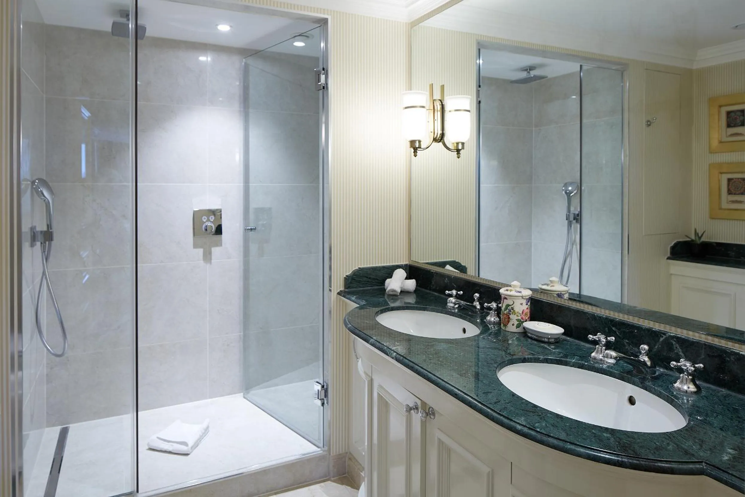 Shower in Cheval Thorney Court at Hyde Park