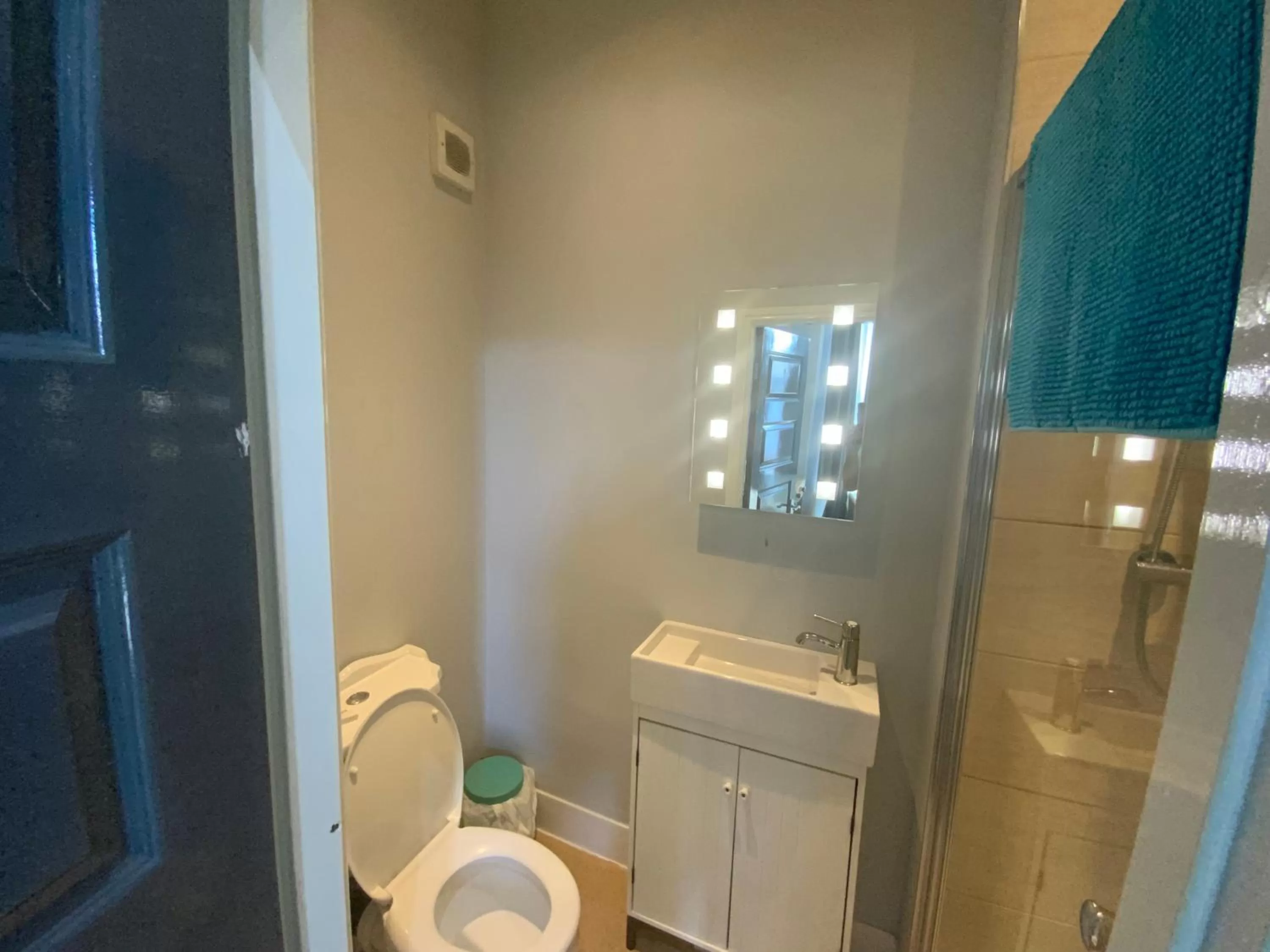 Shower in Wheldale Hotel