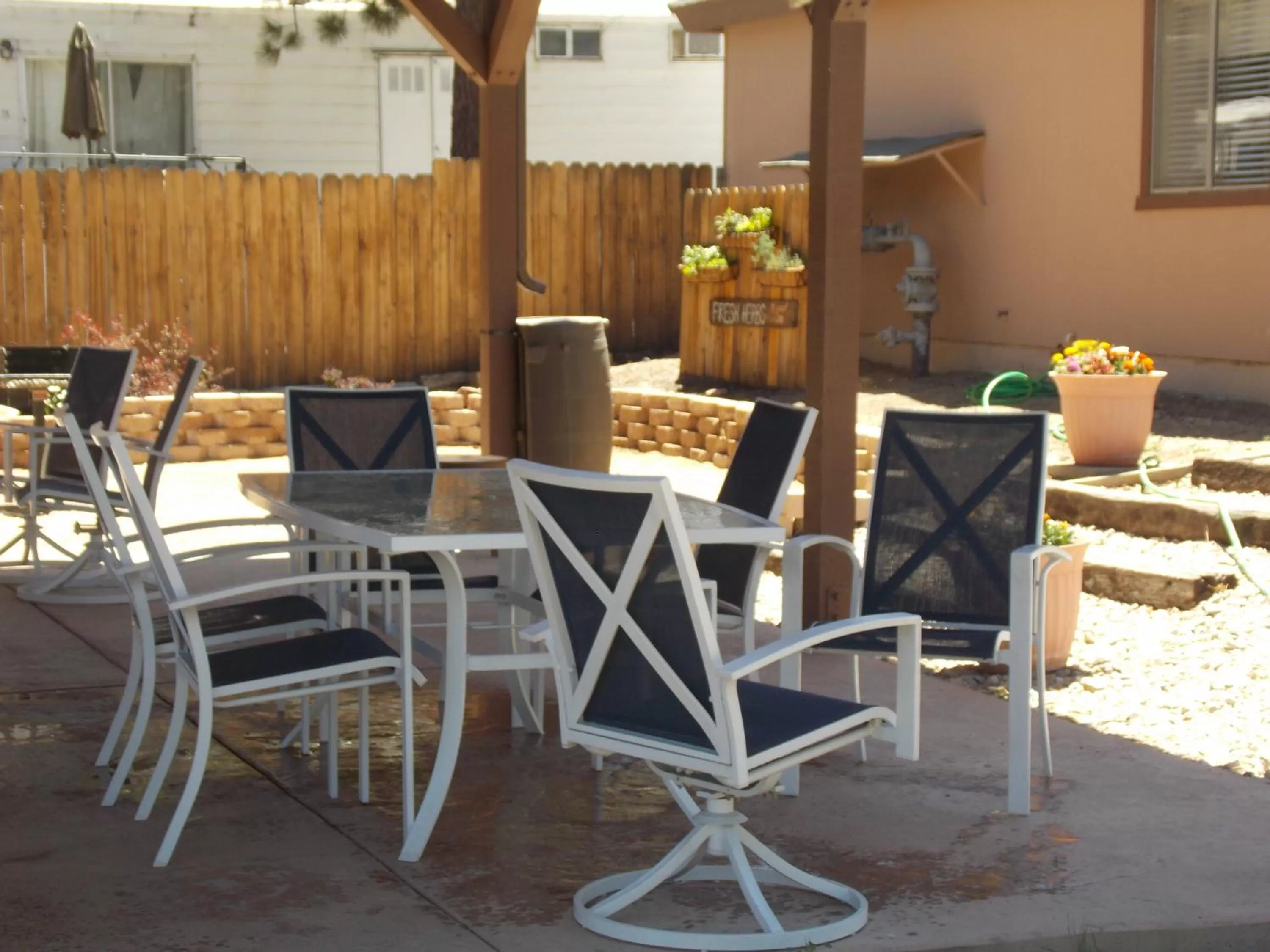 Patio, Restaurant/Places to Eat in Vintage Lakeside Inn