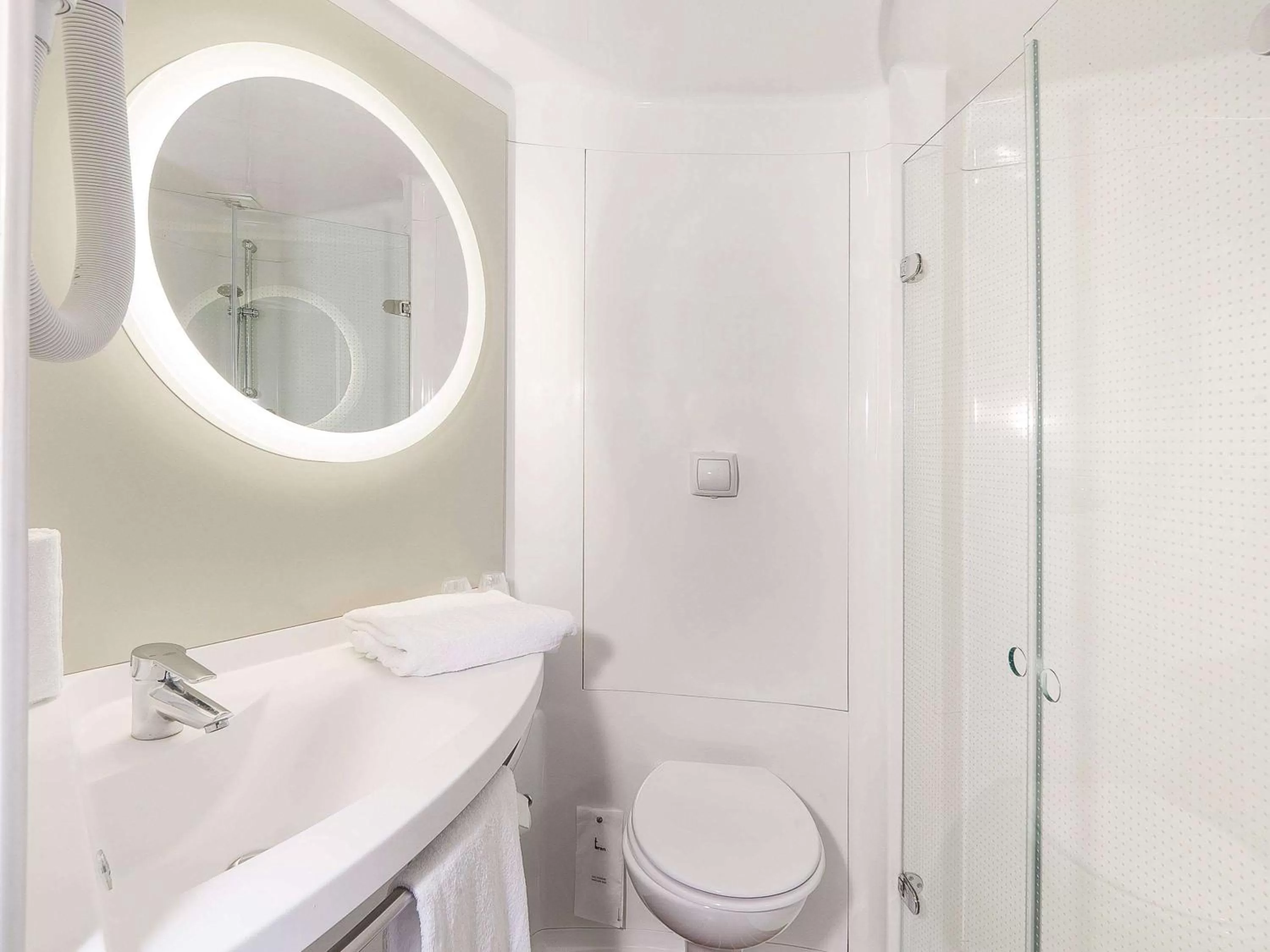 Photo of the whole room in ibis Styles Toulouse Lavaur