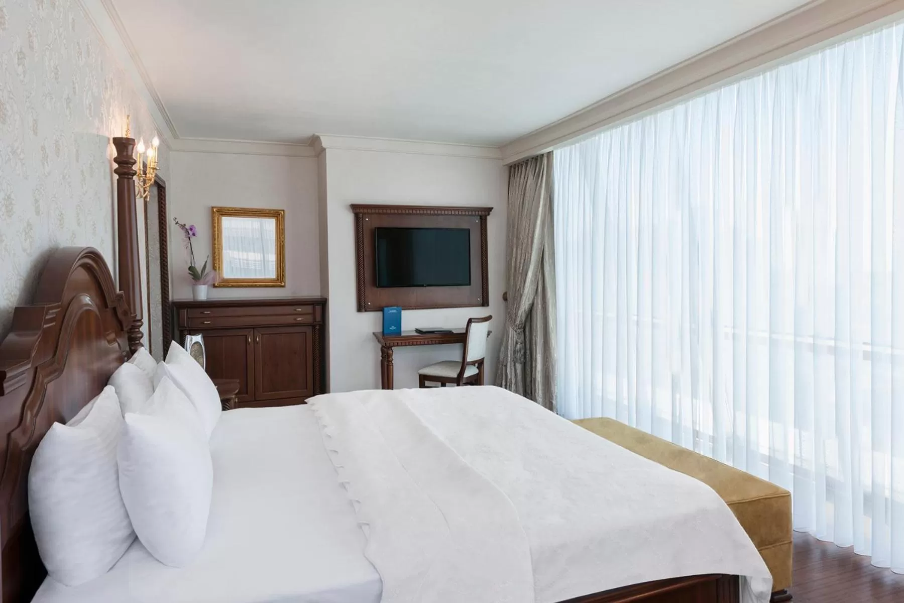 Bed in Elite World Istanbul Taksim