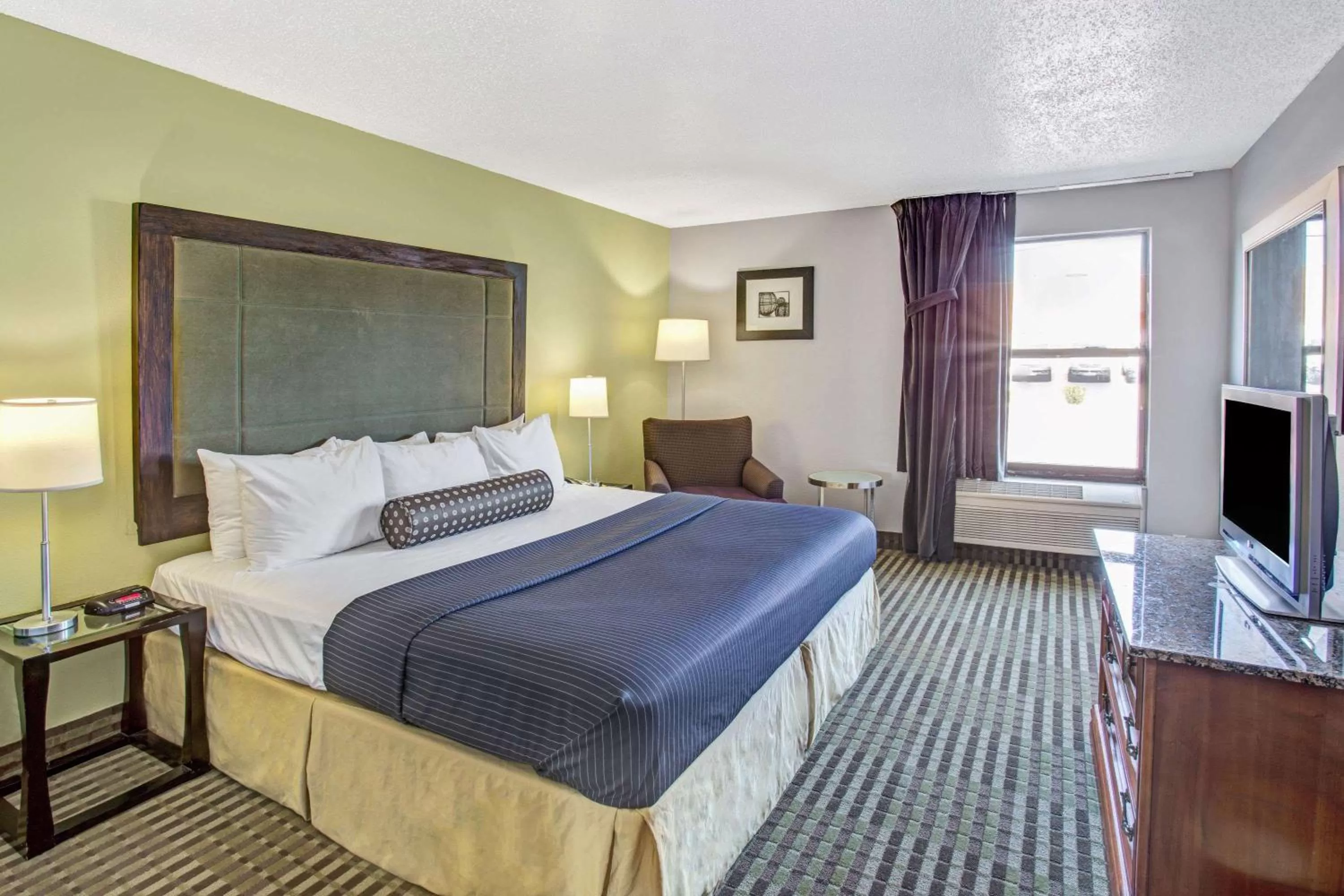 Photo of the whole room, Bed in Days Inn by Wyndham Great Lakes Naval Base