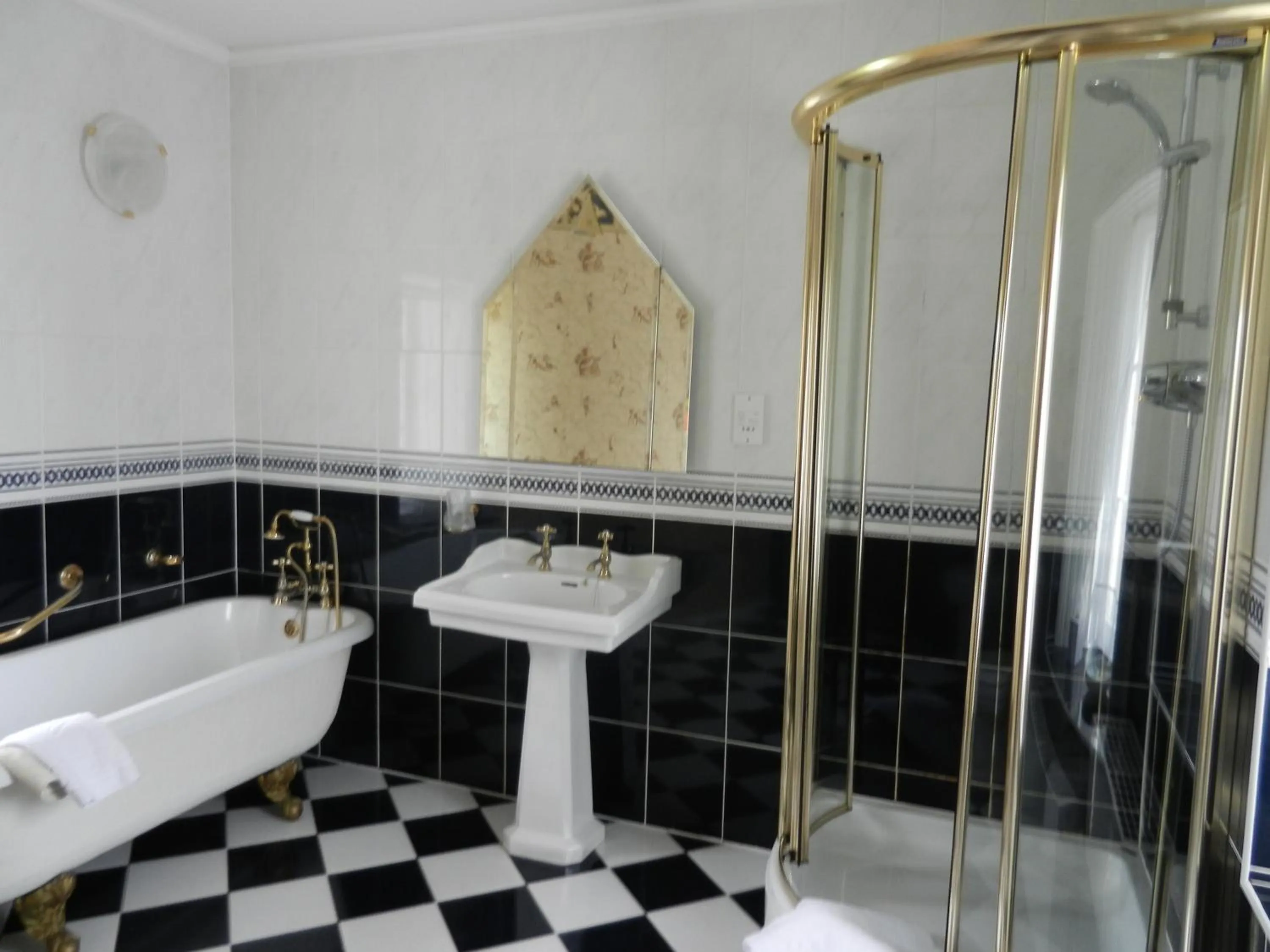 Shower in Mansfield Castle Hotel