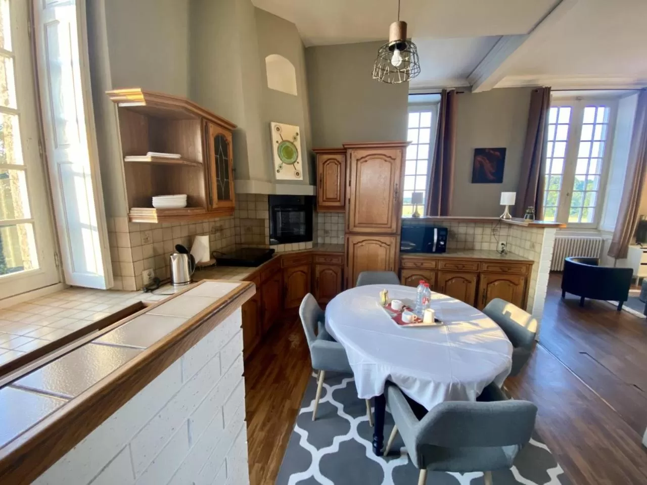 Dining Area in Hôtel Particulier CHÂTEAU DES MARAIS Proximité et vue sur le Lac de Grand lieu