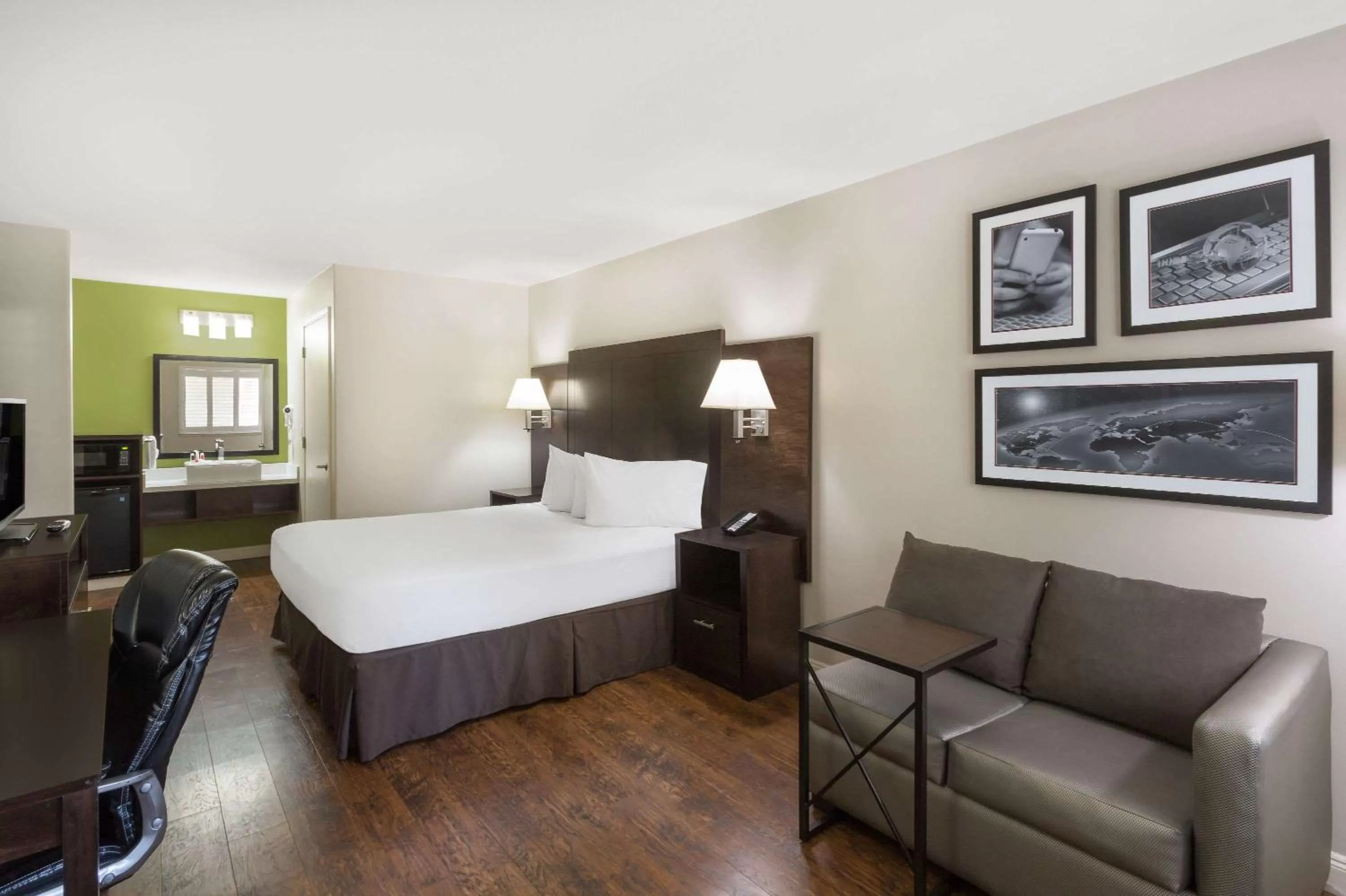 Photo of the whole room, Bed in Baymont by Wyndham Modesto Salida