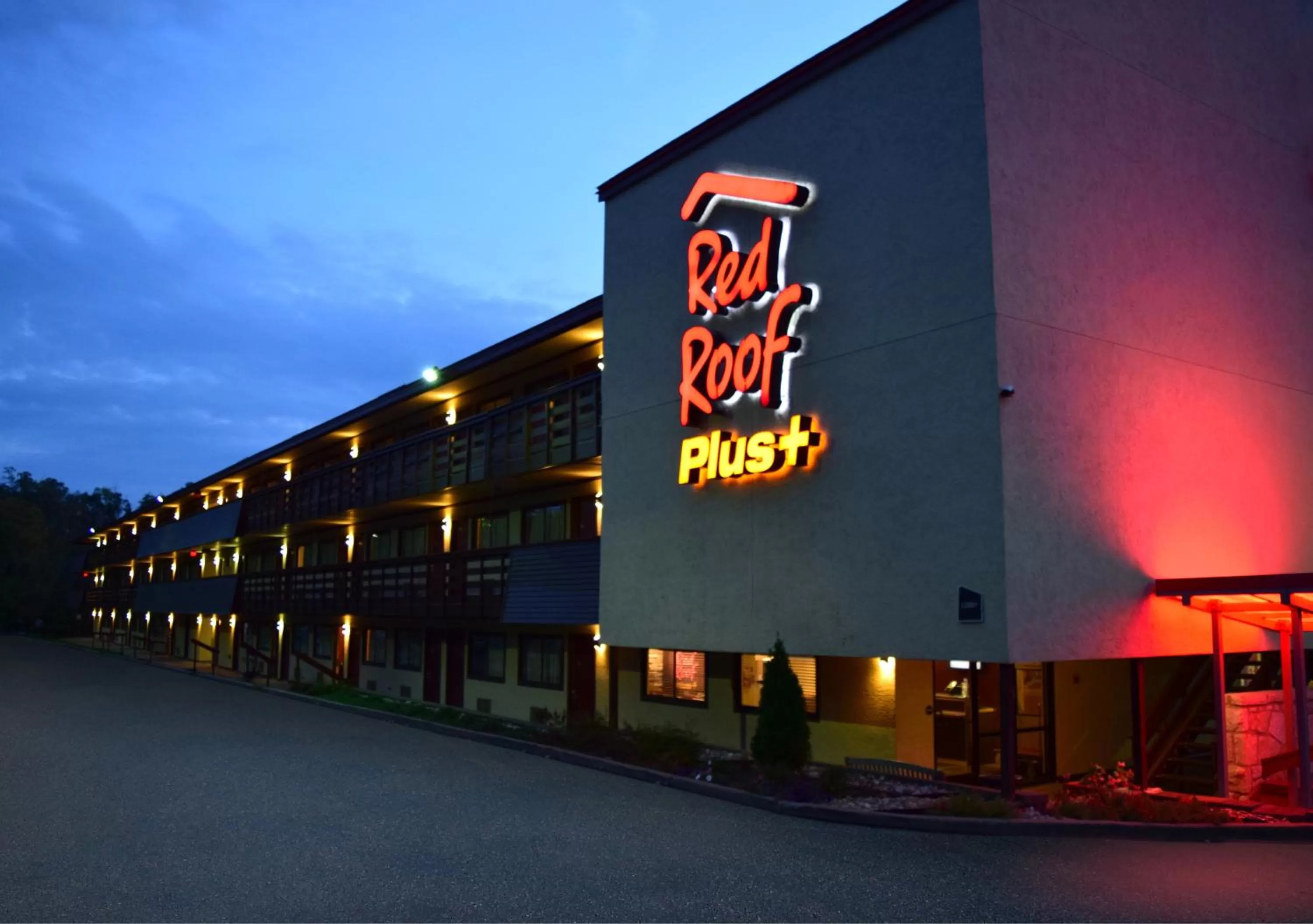 Property building in Red Roof Inn PLUS+ Pittsburgh East - Monroeville