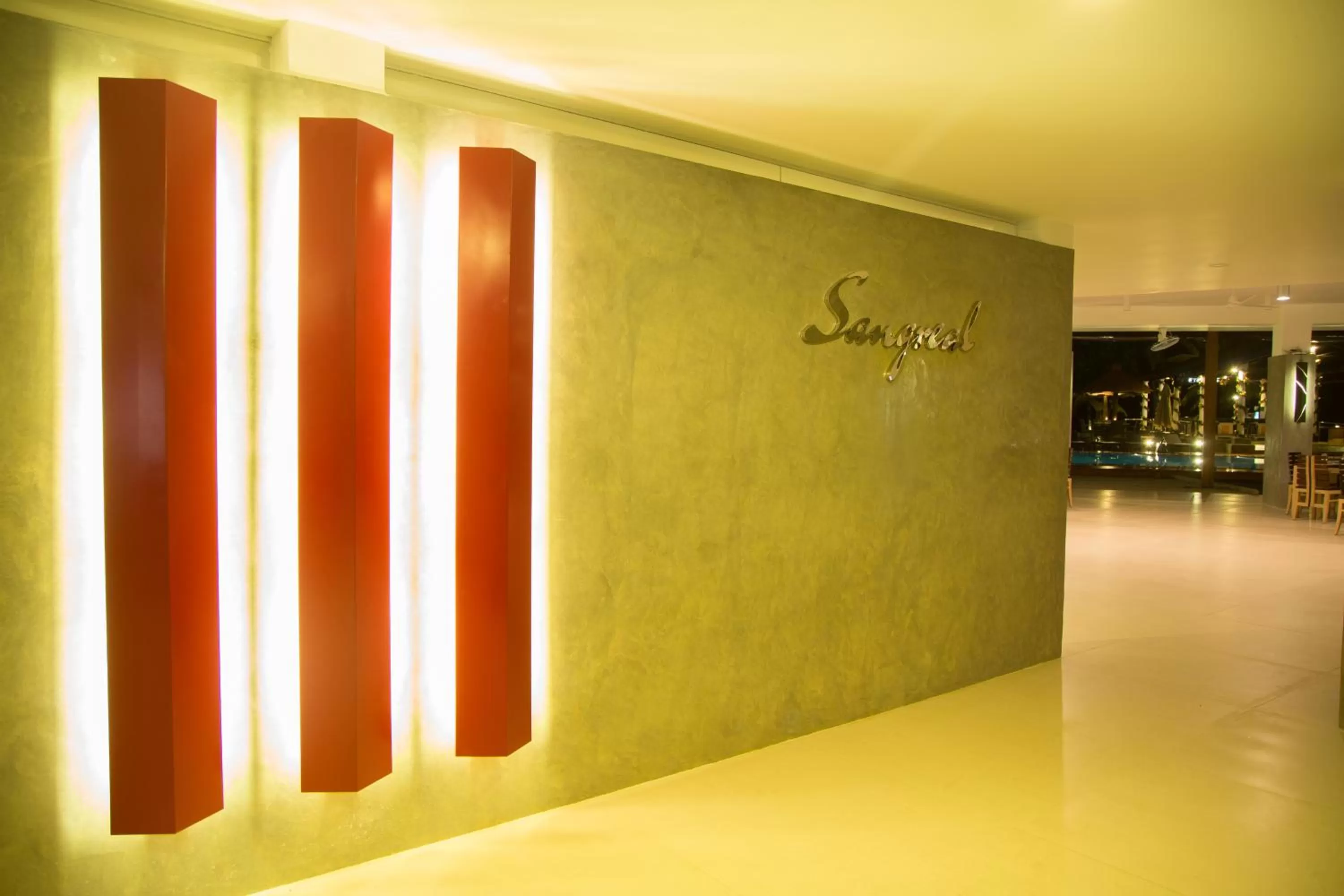 Restaurant/places to eat in Camelot Beach Hotel