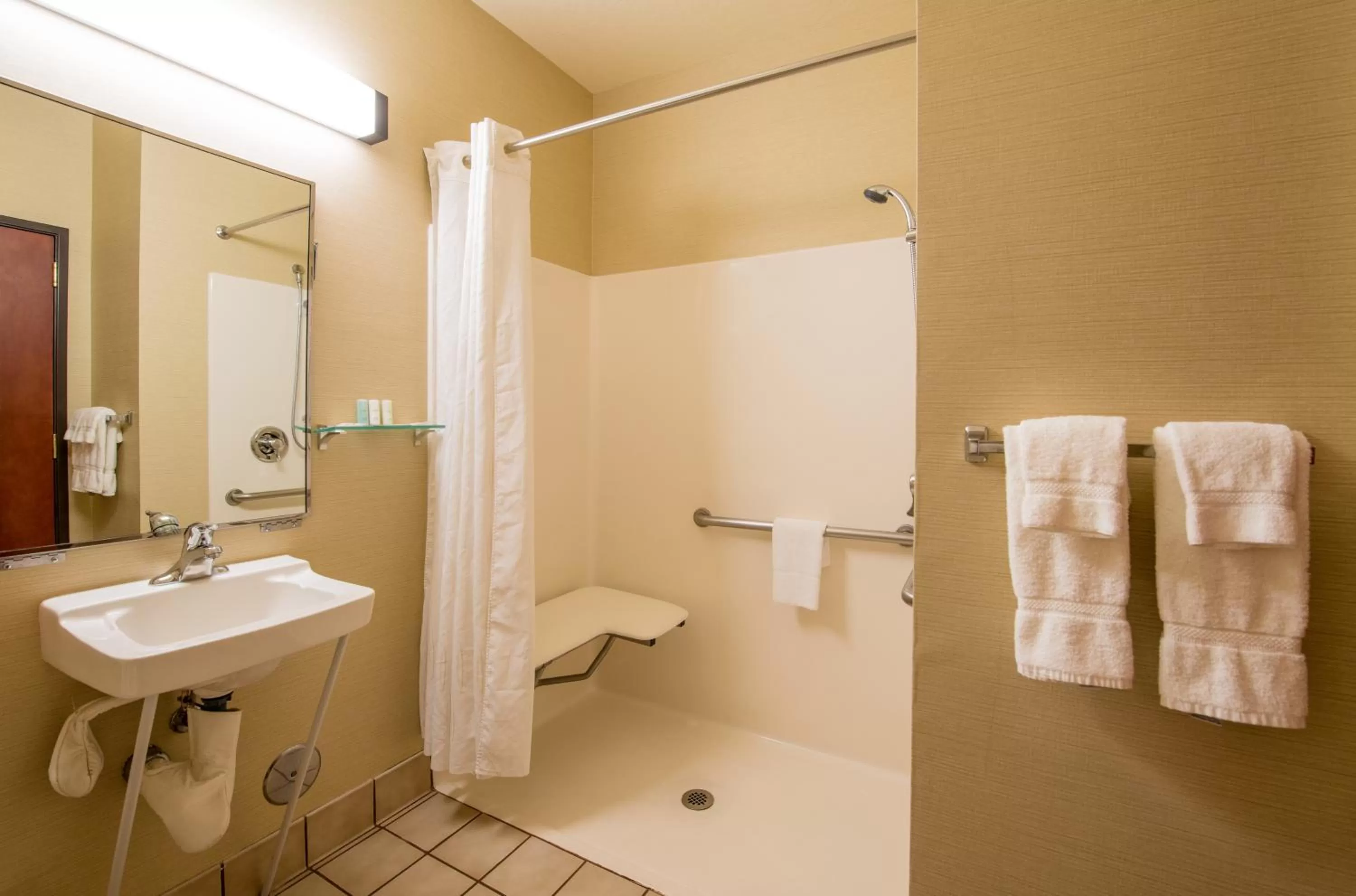 Bathroom in Comfort Suites Springfield-Eugene