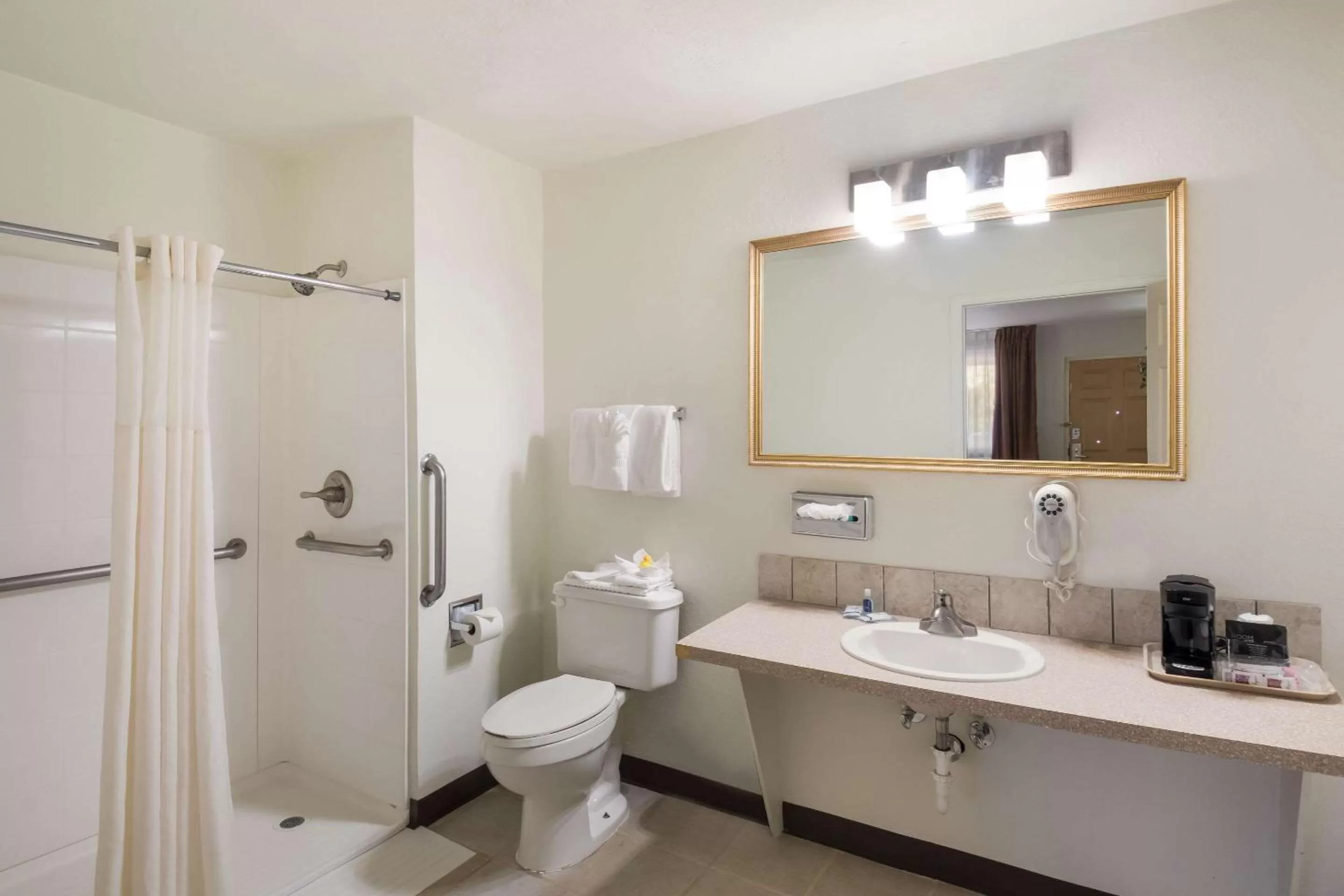 Bedroom in Rodeway Inn Fort Morgan