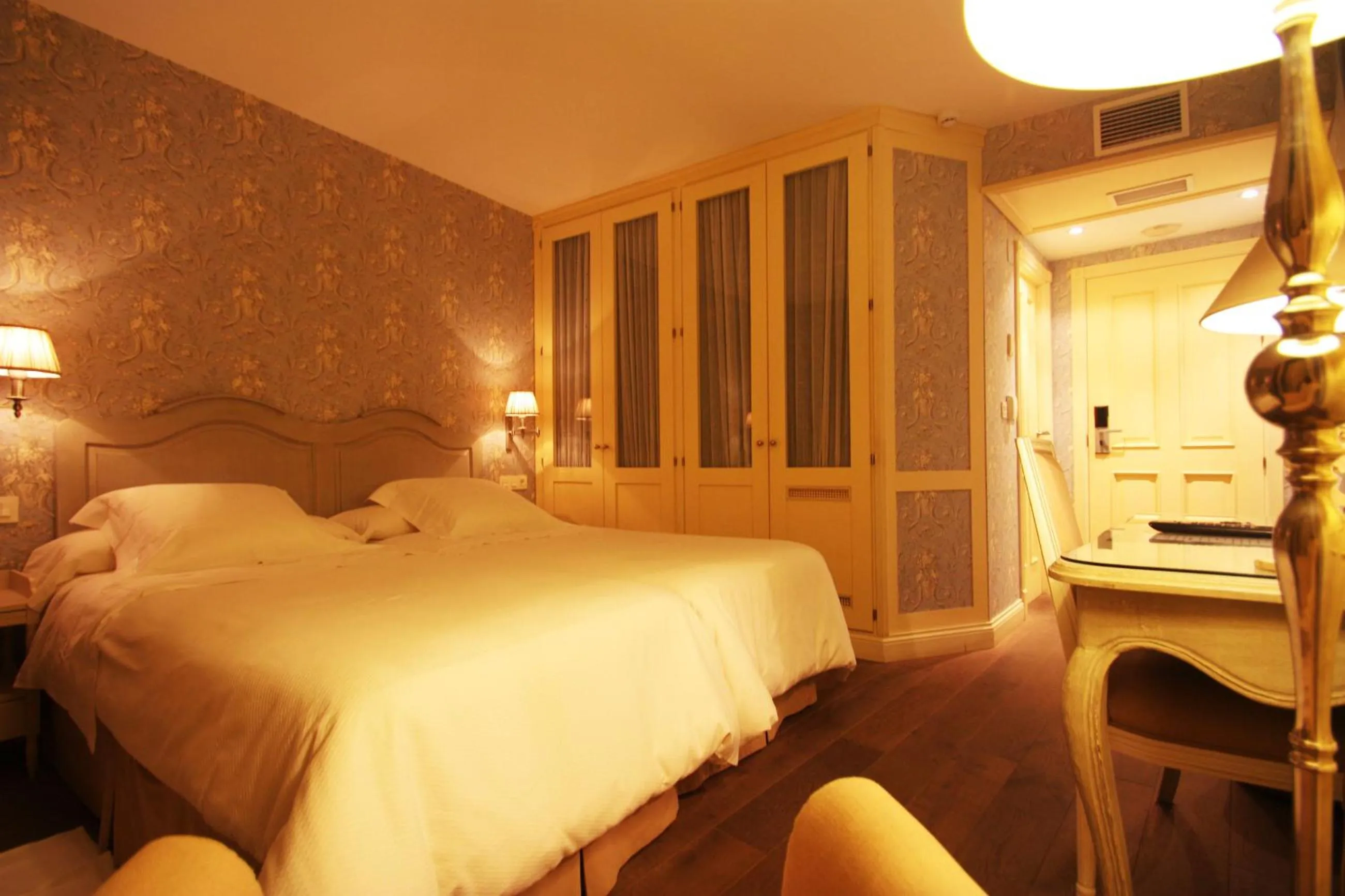 Photo of the whole room, Bed in Las Doñas del Portazgo