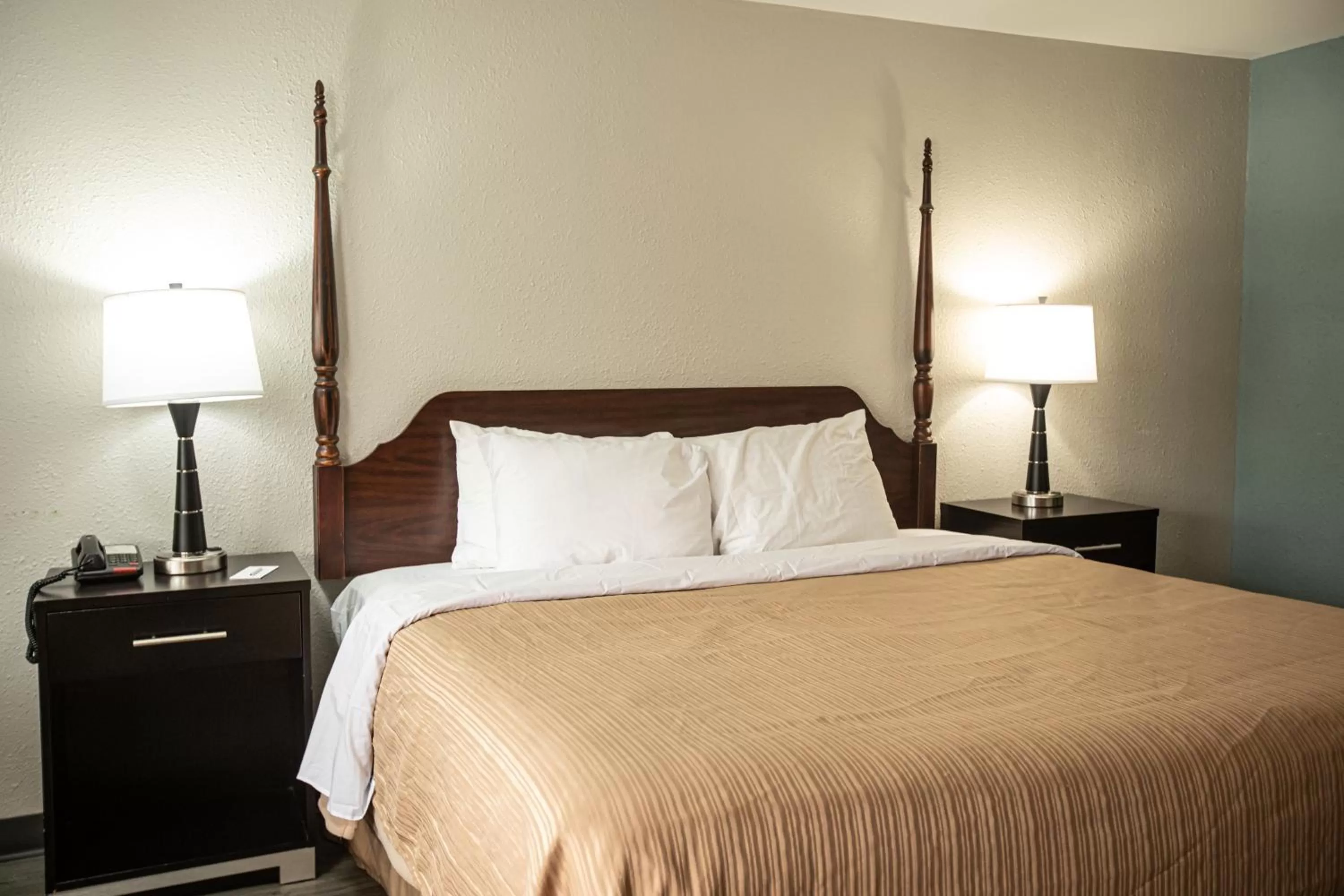 Photo of the whole room, Bed in Knights Inn Mount Airy