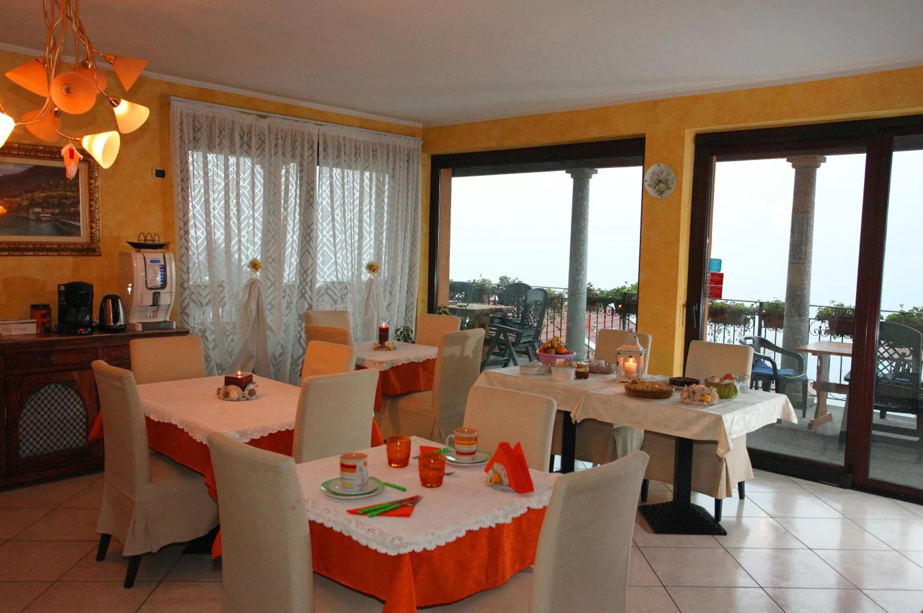 Communal lounge/ TV room in B&B Villa Anita