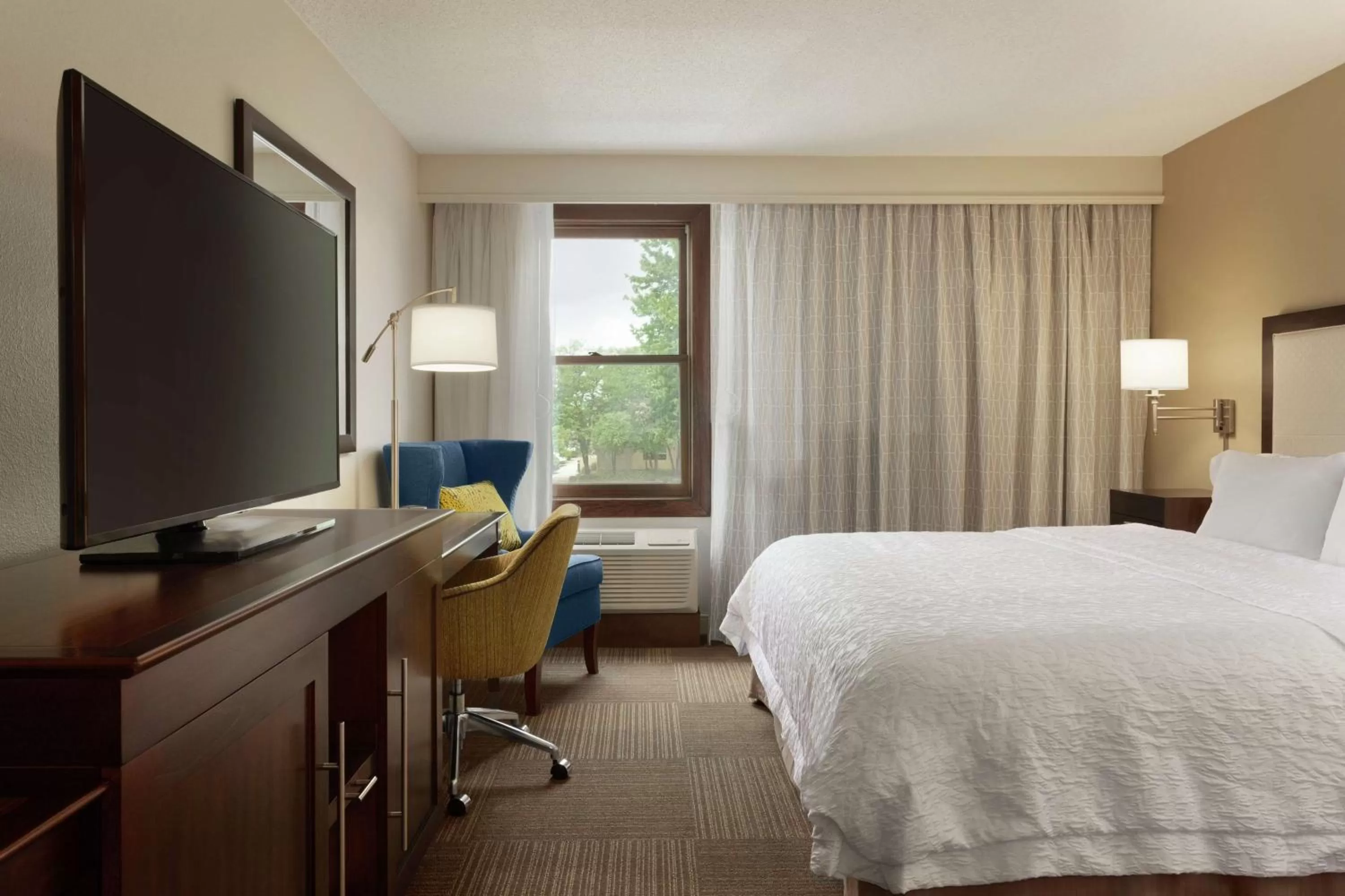 Bedroom, Bed in Hampton Inn and Suites Springdale