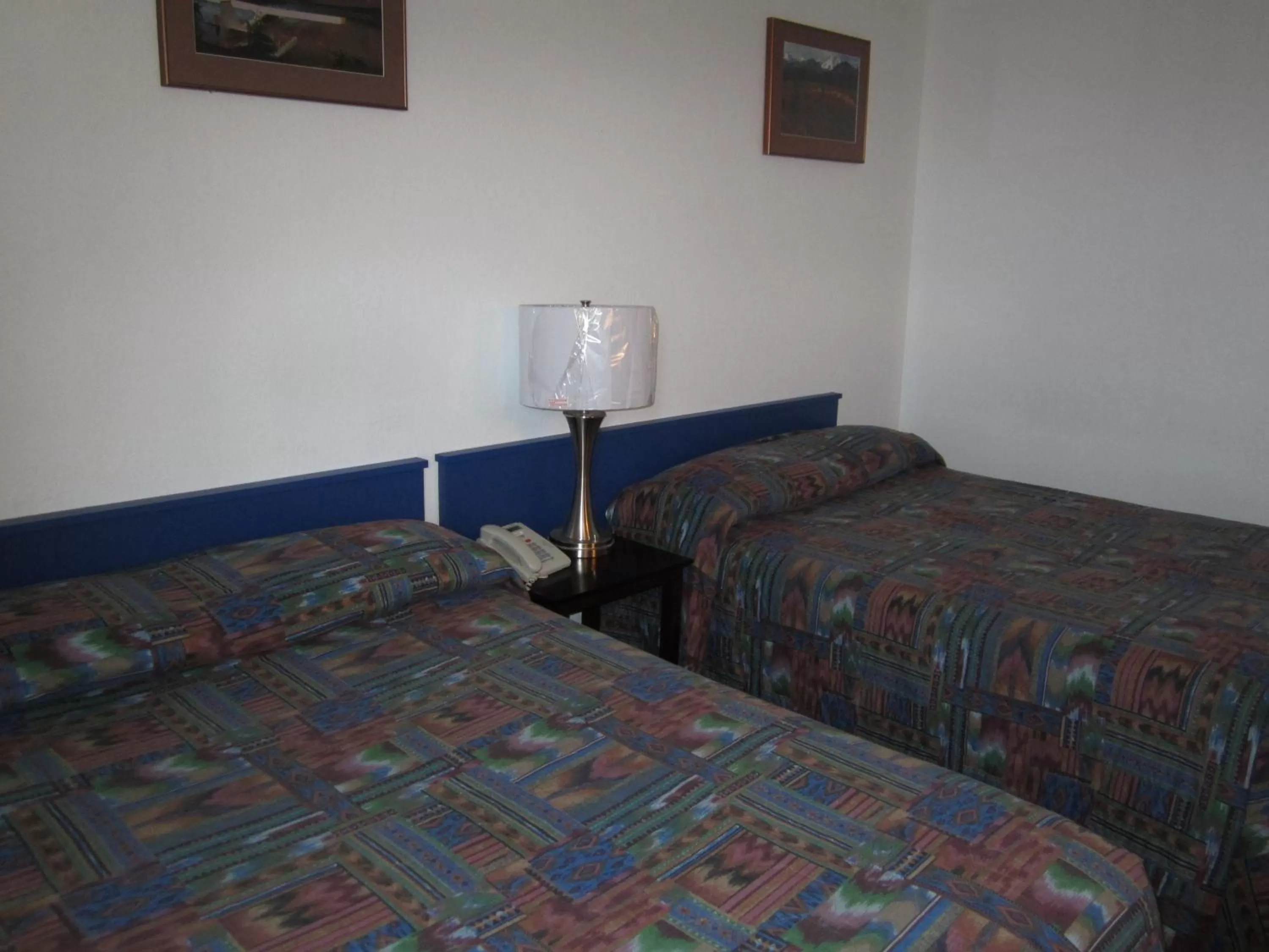Bed in Nisutlin Trading Post Motel