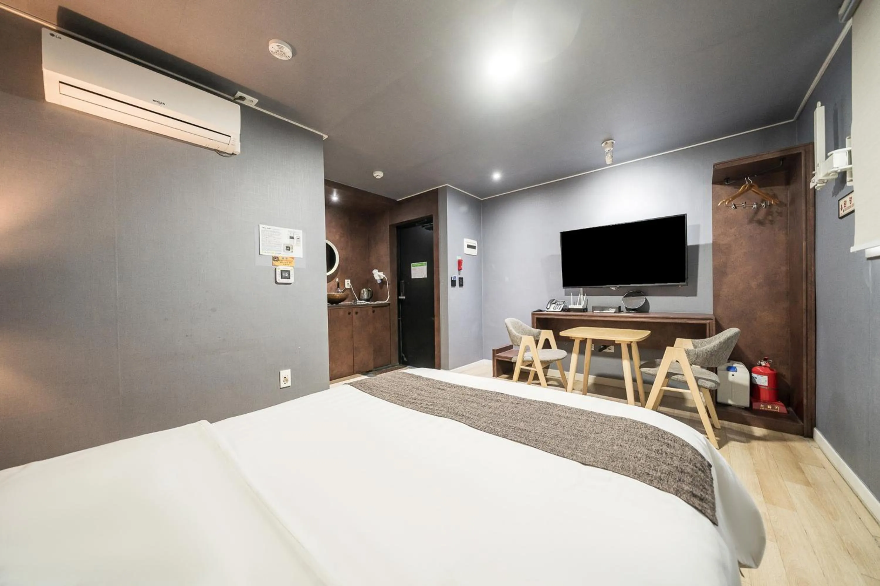 Photo of the whole room, Bed in Malu Hotel Suwon