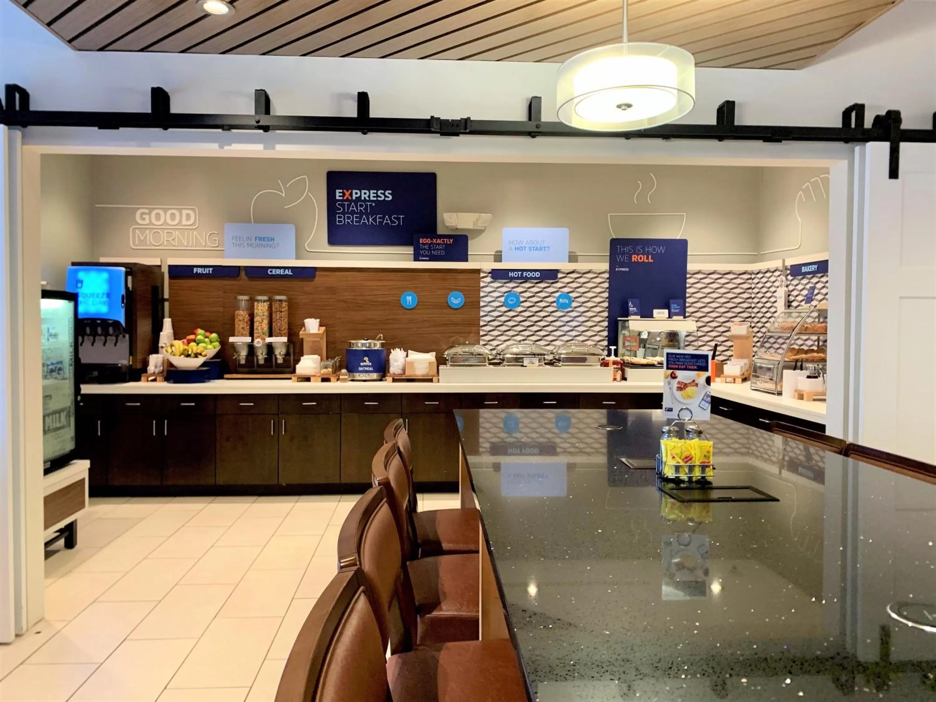 Breakfast in Holiday Inn Express & Suites Chicago-Libertyville by IHG