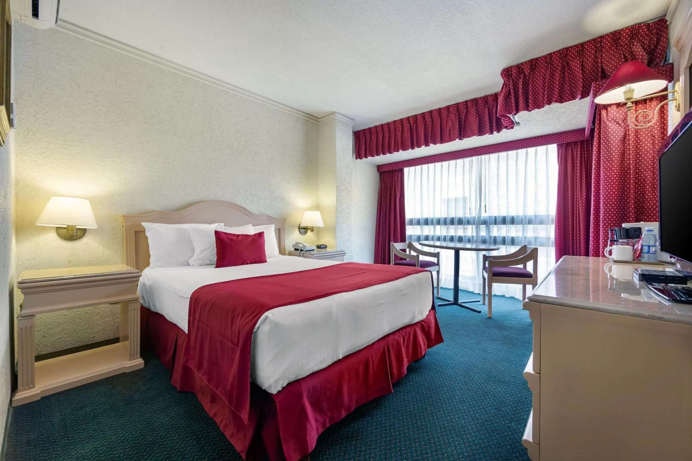 Photo of the whole room, Bed in Quality Inn Aguascalientes