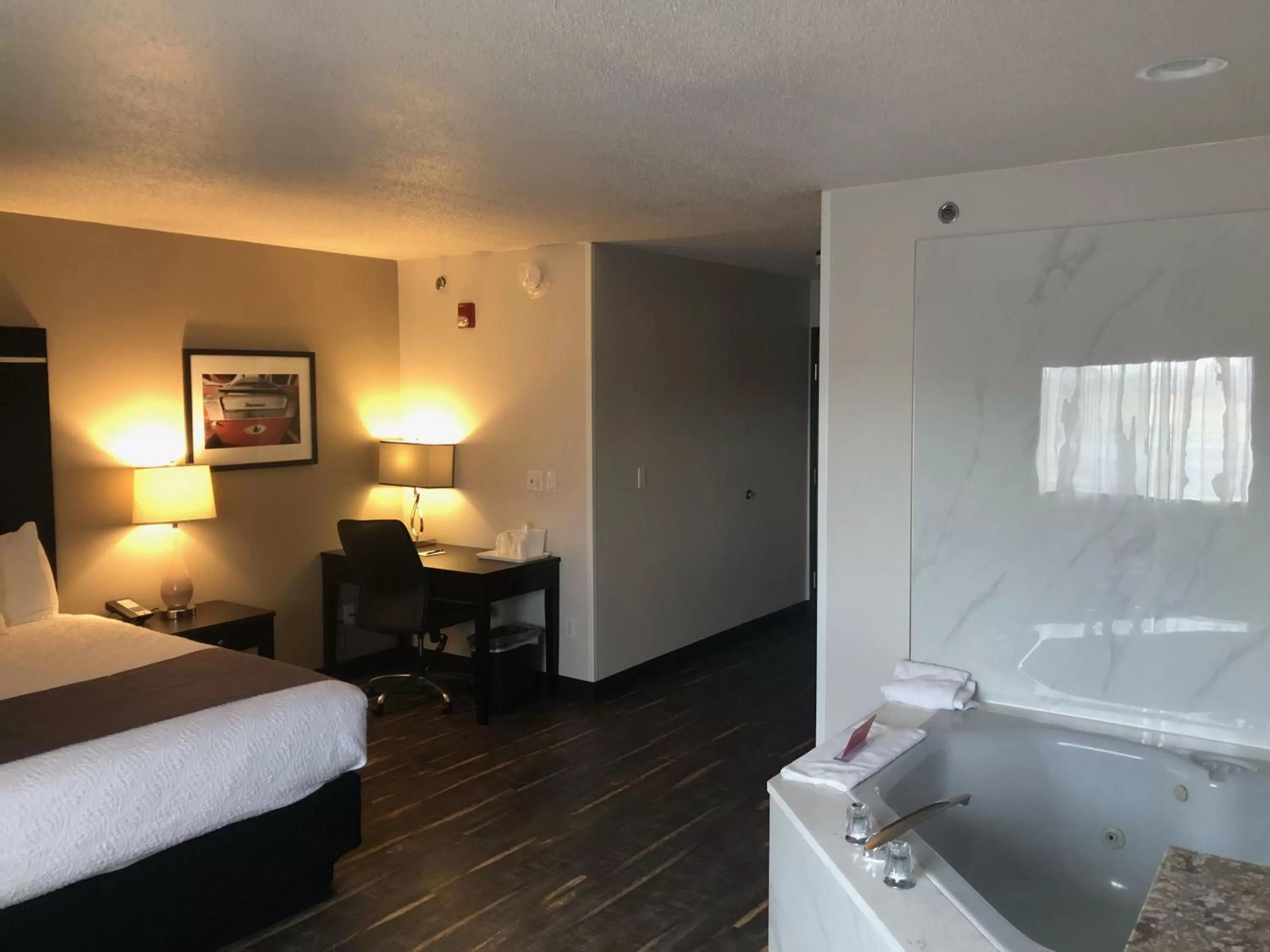 Photo of the whole room, Bed in Ten Pin Inn & Suites