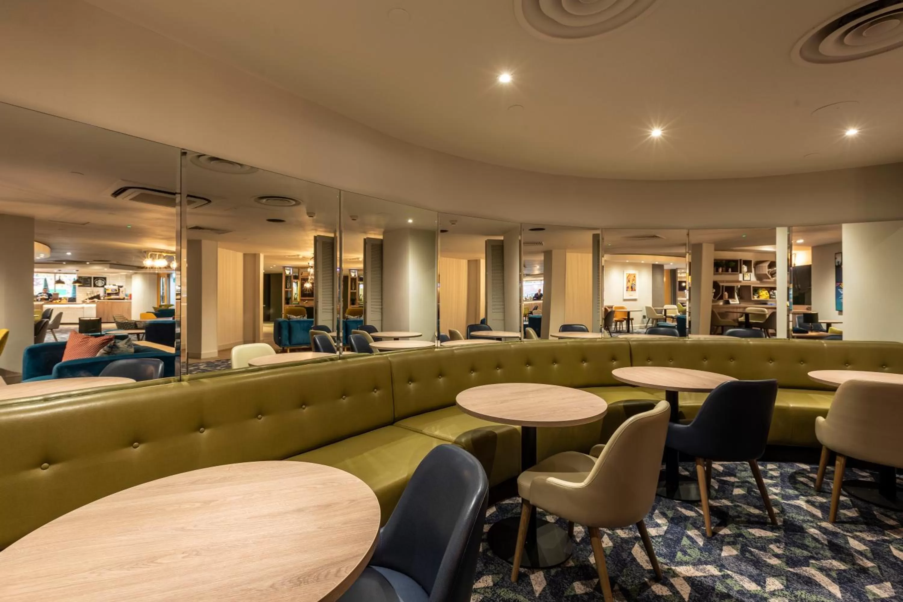 Lounge or bar in Holiday Inn London - Regent's Park by IHG