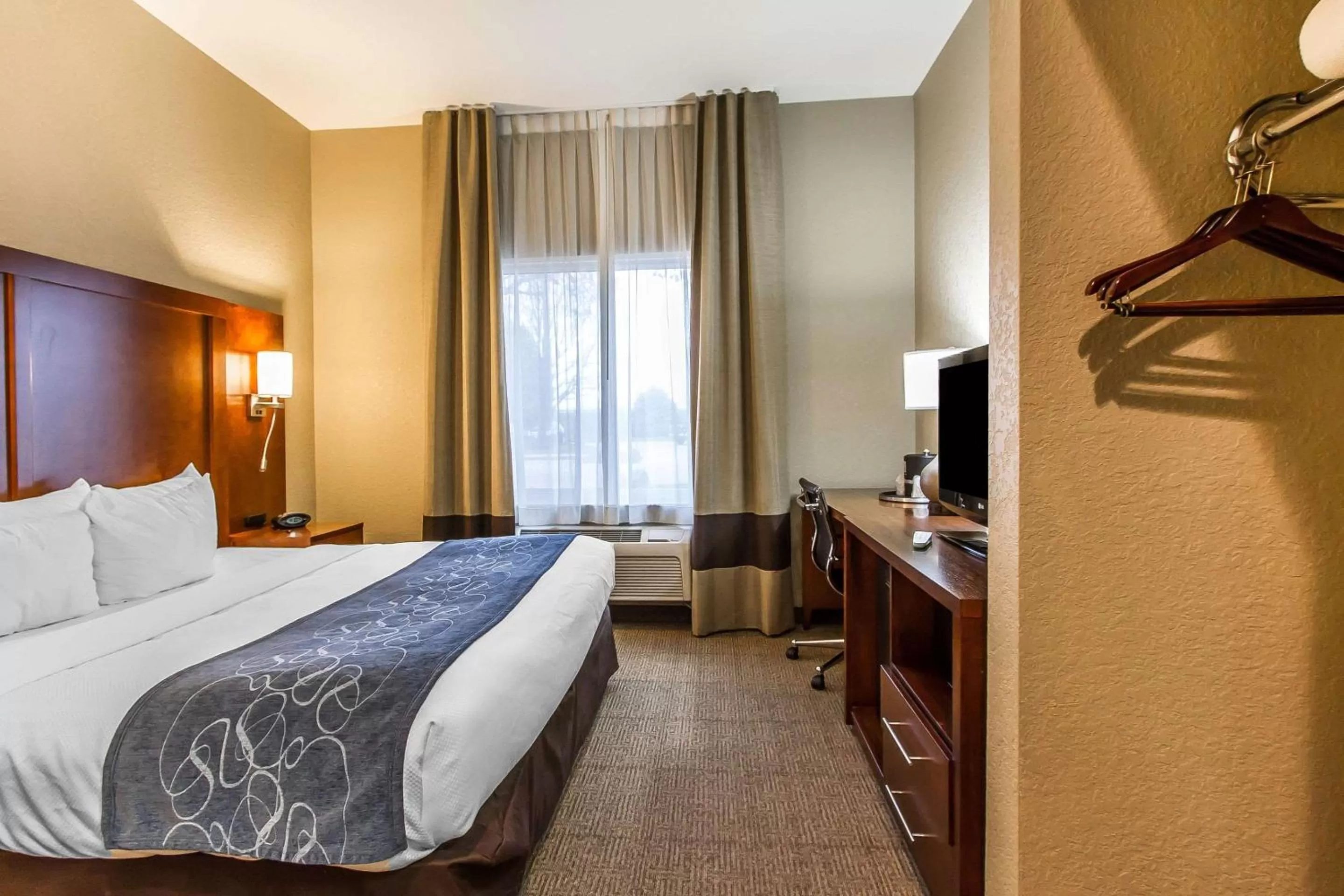 Photo of the whole room, Bed in Comfort Suites Mattoon East