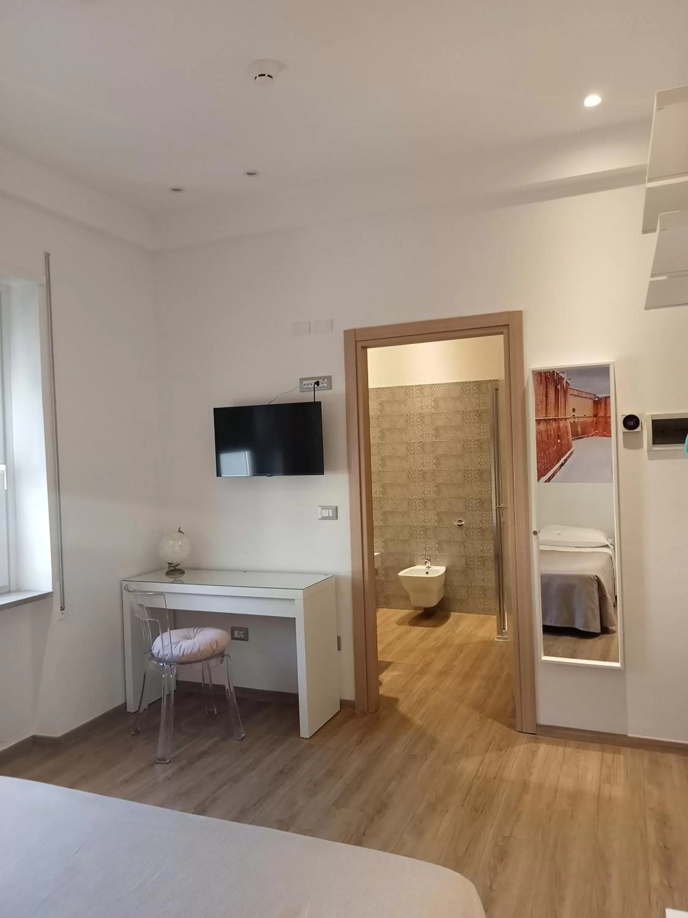 Shower, Bed in Hotel Porta Rivera