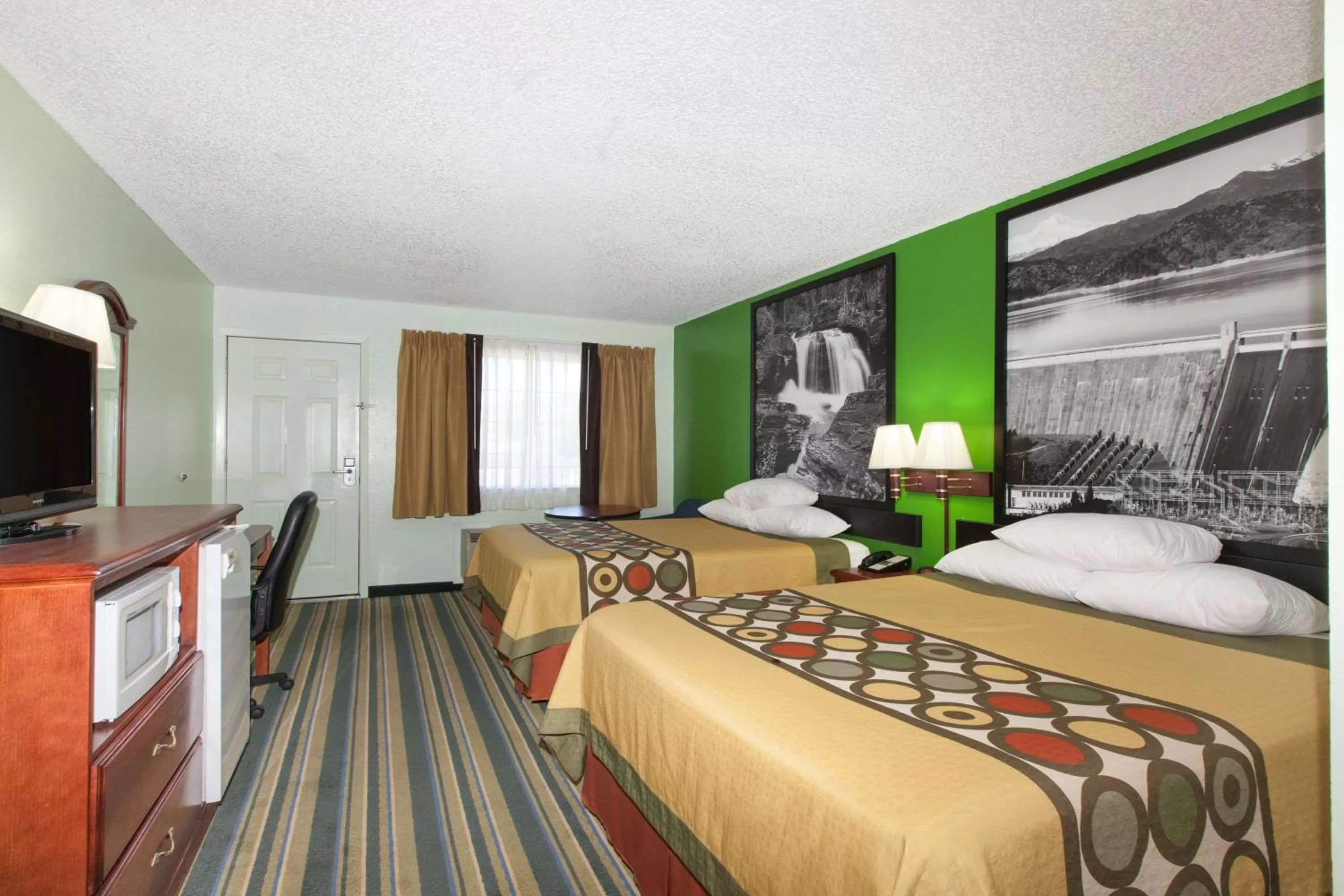 On site, Bed in Super 8 by Wyndham Yreka