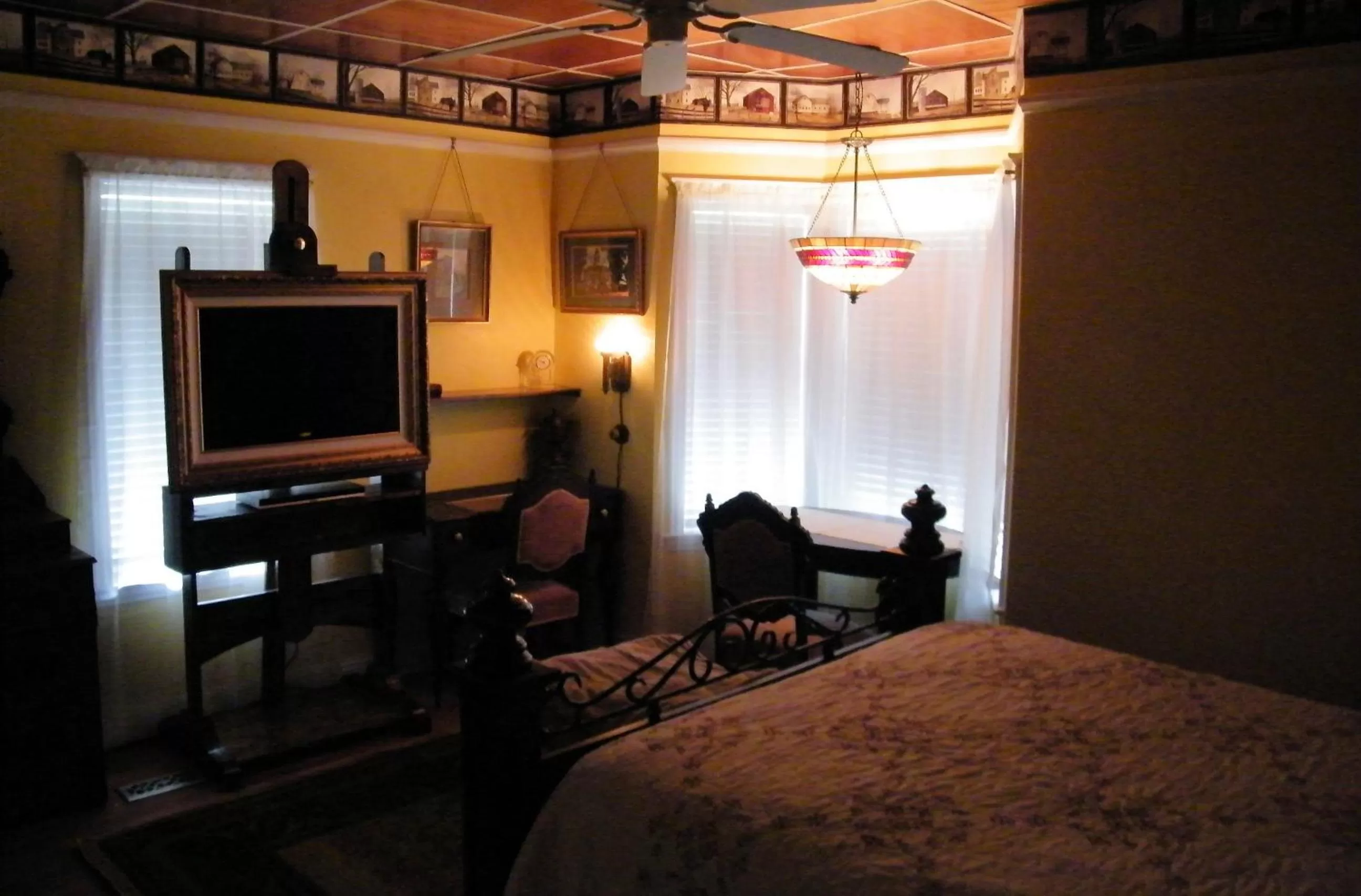 TV/Entertainment Center in Book Nook Inn