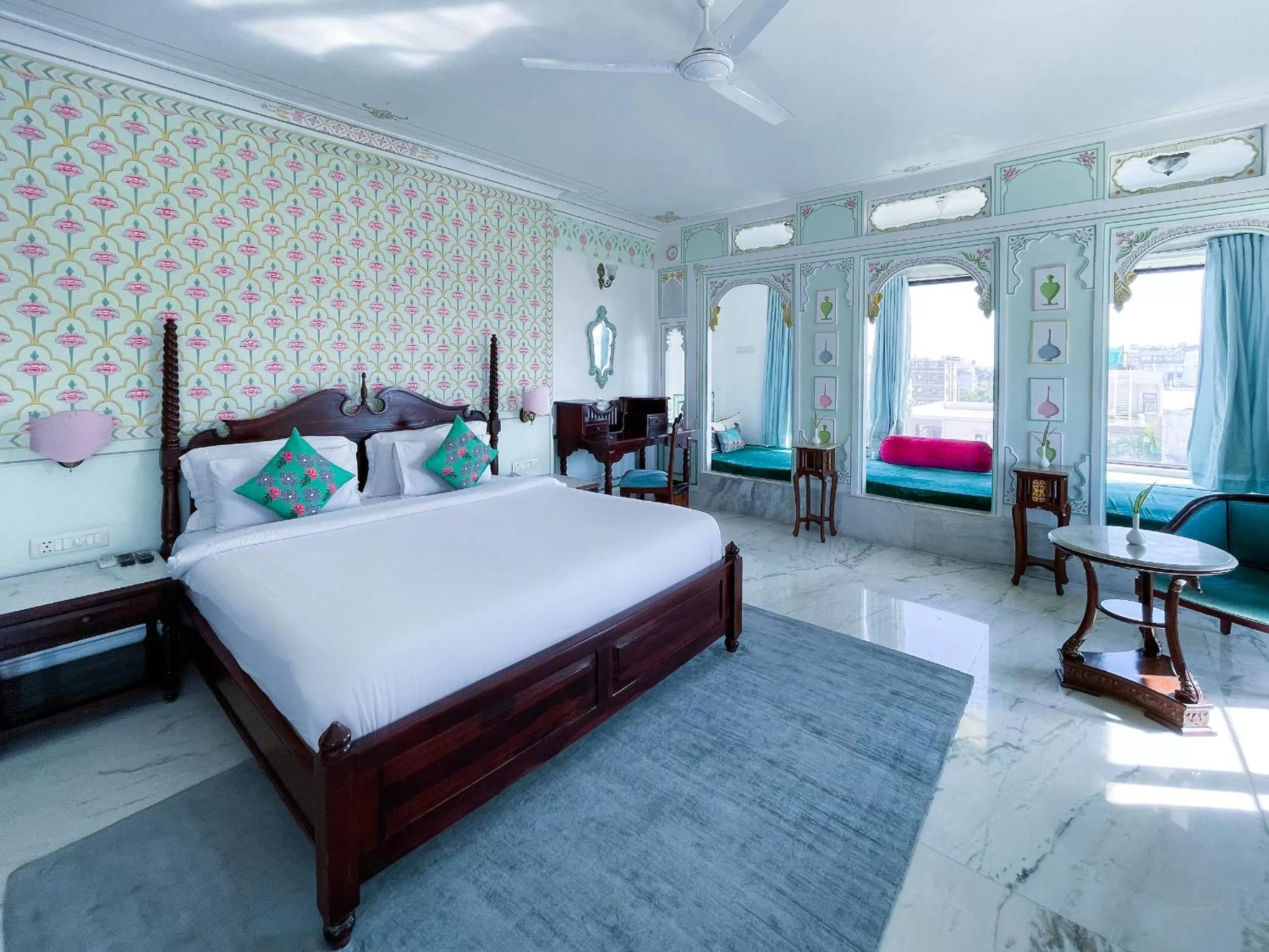 Photo of the whole room, Bed in Amar Kothi